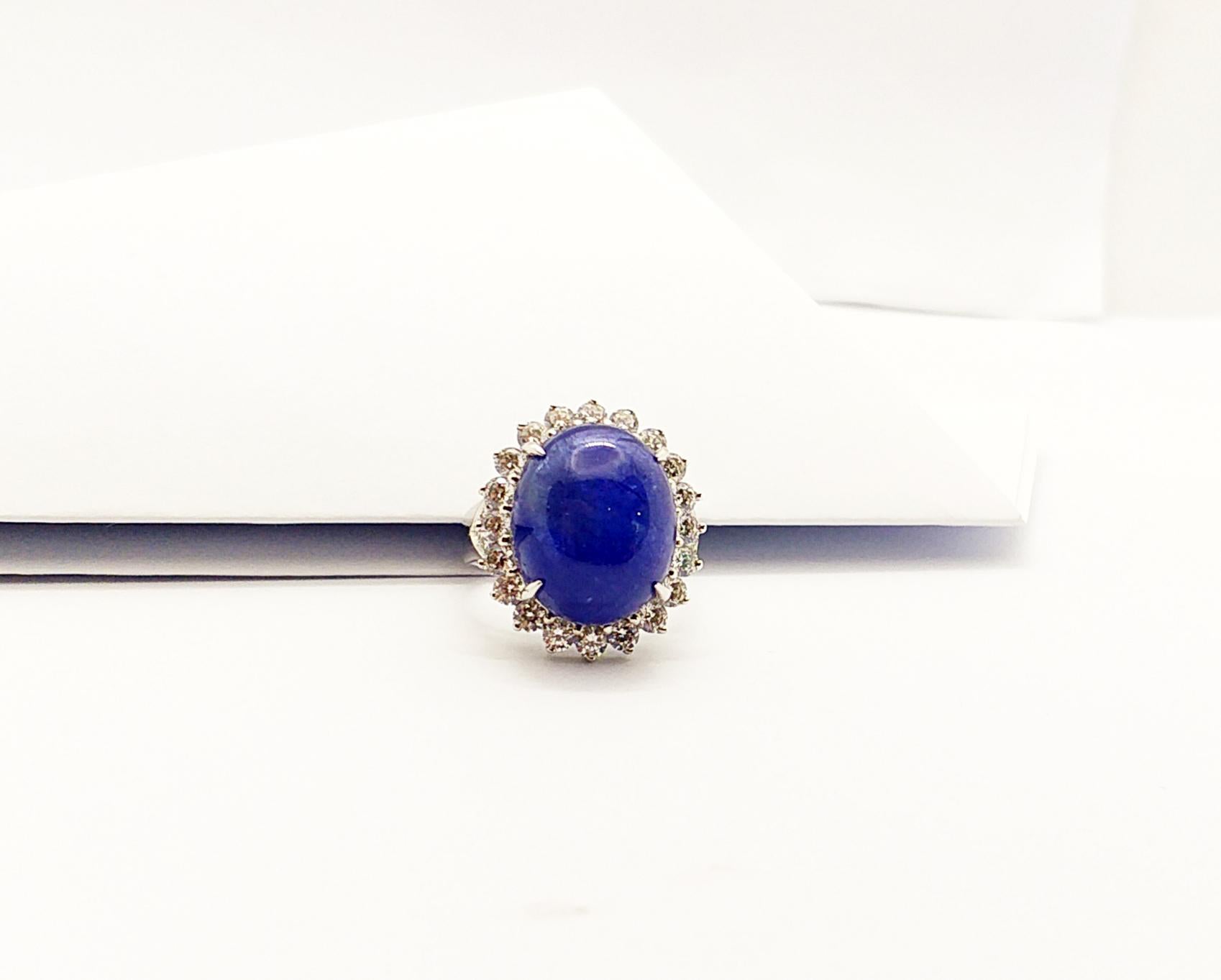 Anello con tanzanite cabochon e zirconia cubica con montatura in argento in vendita 9