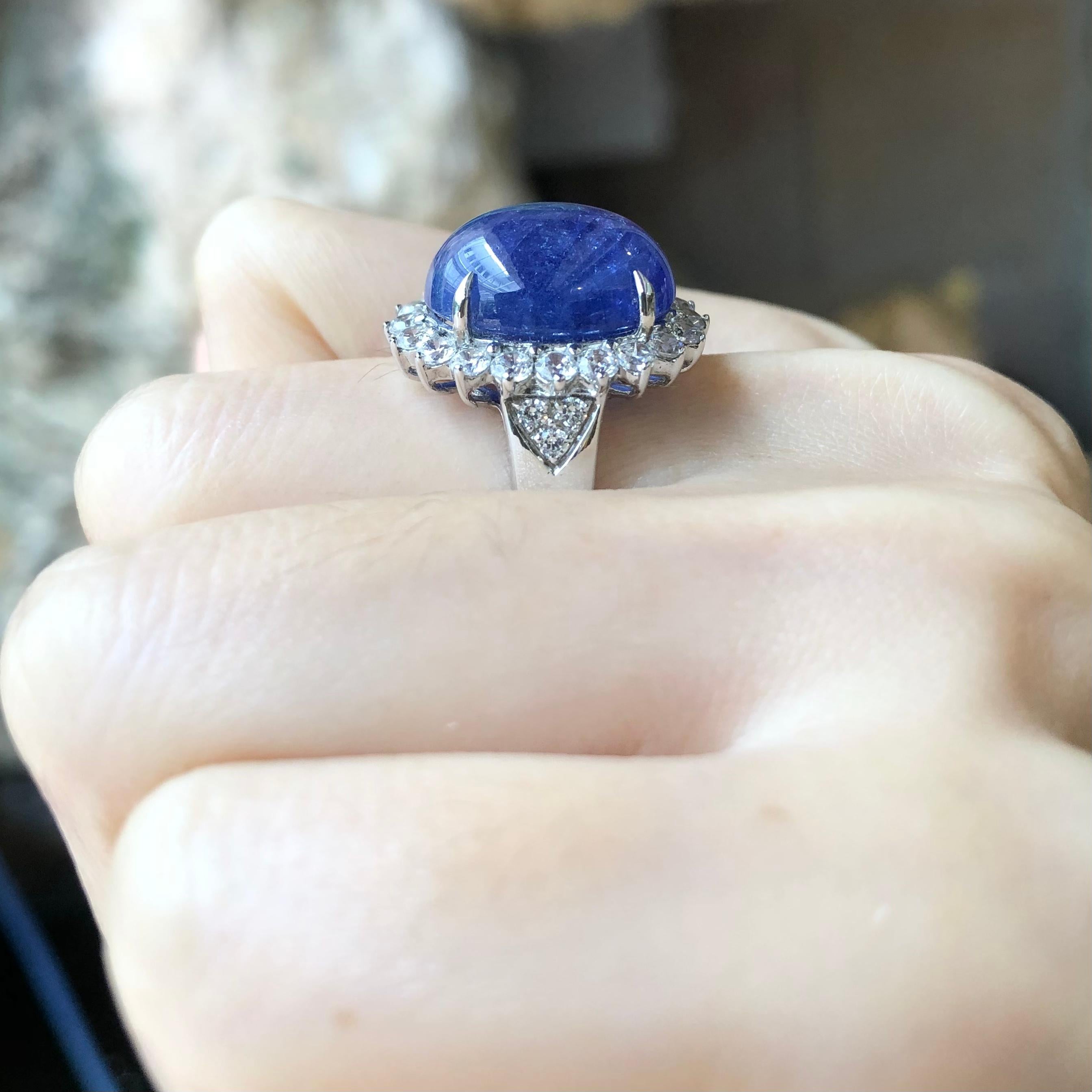 Contemporain Bague en tanzanite cabochon et zirconia cubique sertie dans des montures en argent en vente