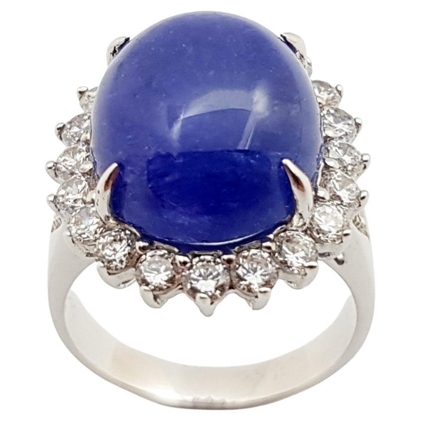 Bague en tanzanite cabochon et zirconia cubique sertie dans des montures en argent en vente