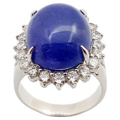 Bague en tanzanite cabochon et zirconia cubique sertie dans des montures en argent