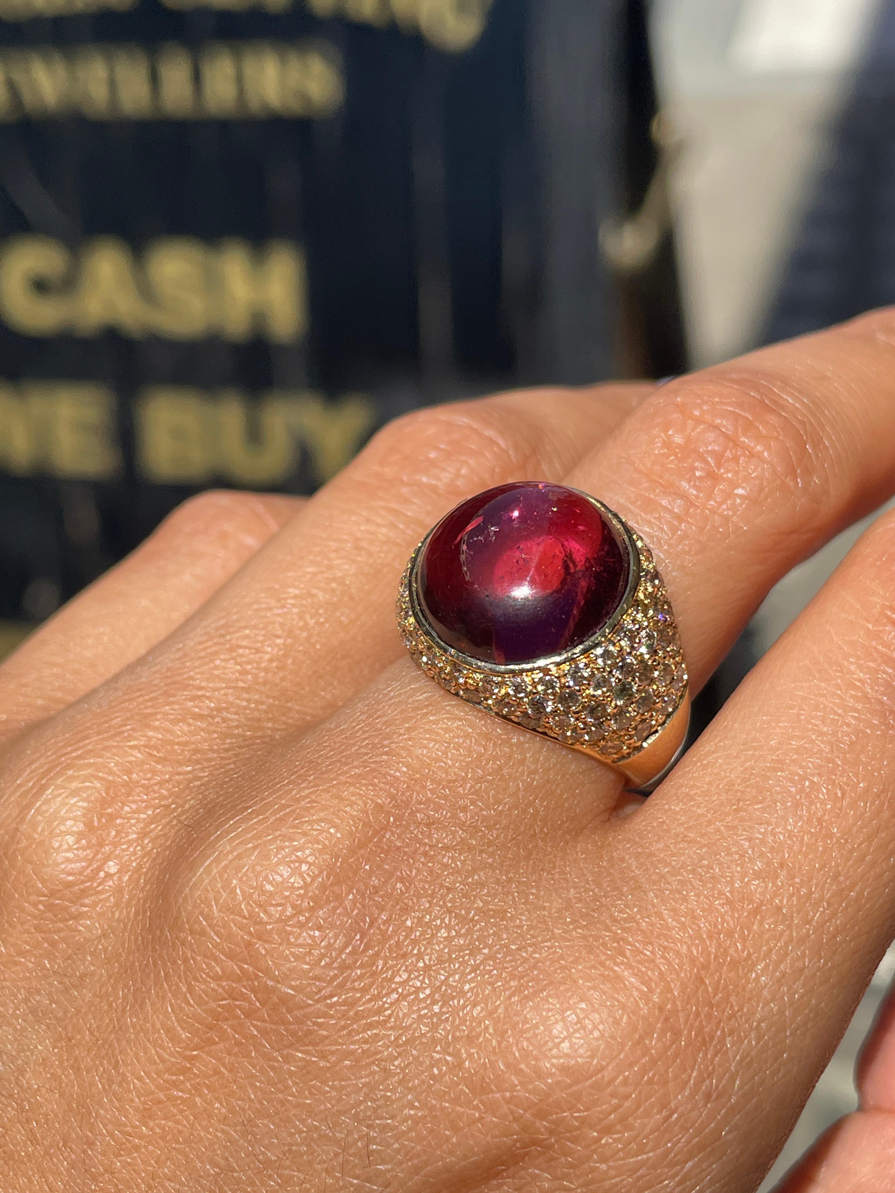 Taille cabochon Bague cocktail bombée en or jaune 18 carats avec tourmaline cabochon et diamant en vente