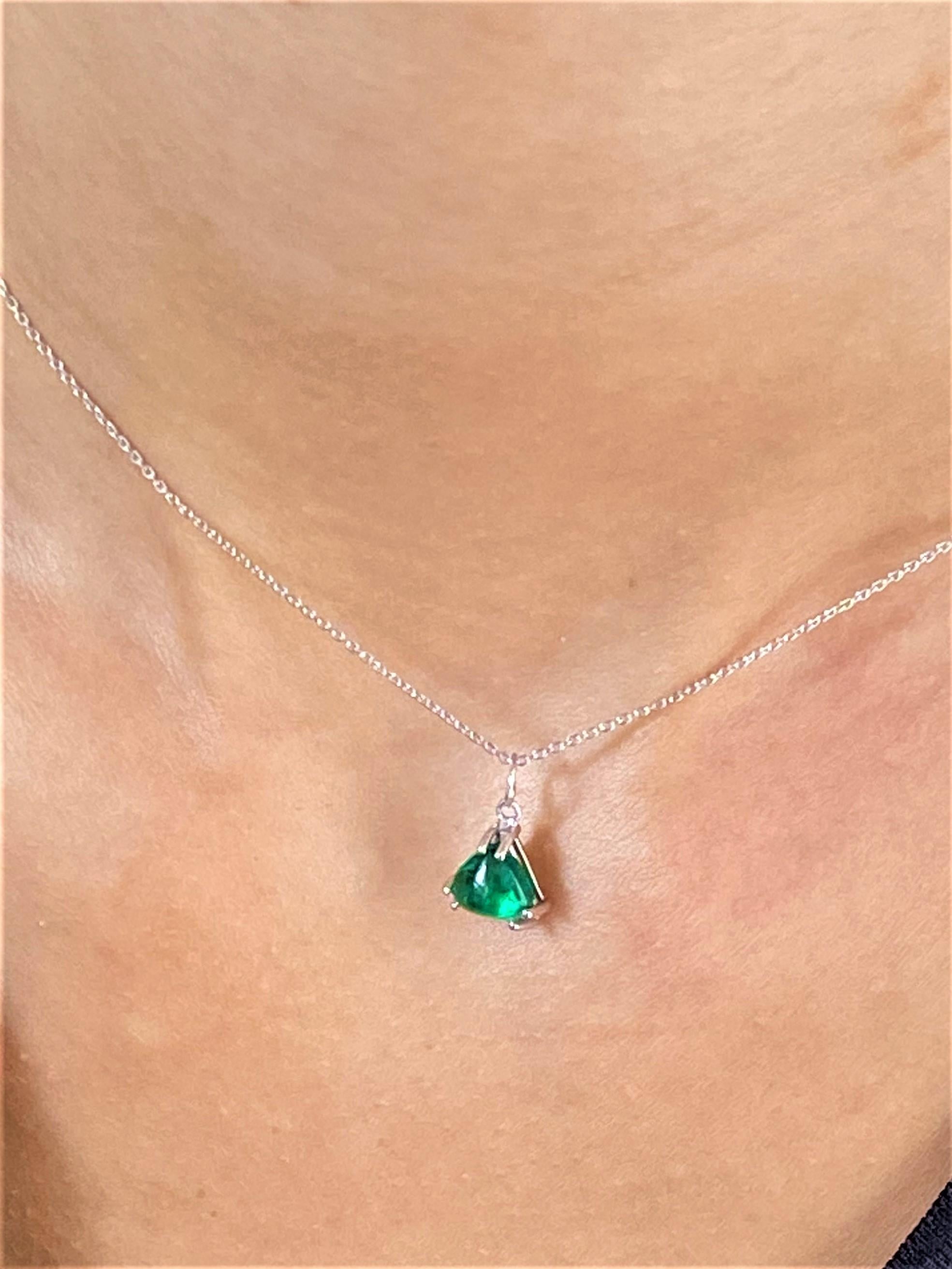 Women's or Men's Cabochon Trillion Shaped Natural Colombian Emerald White Gold Drop Necklace