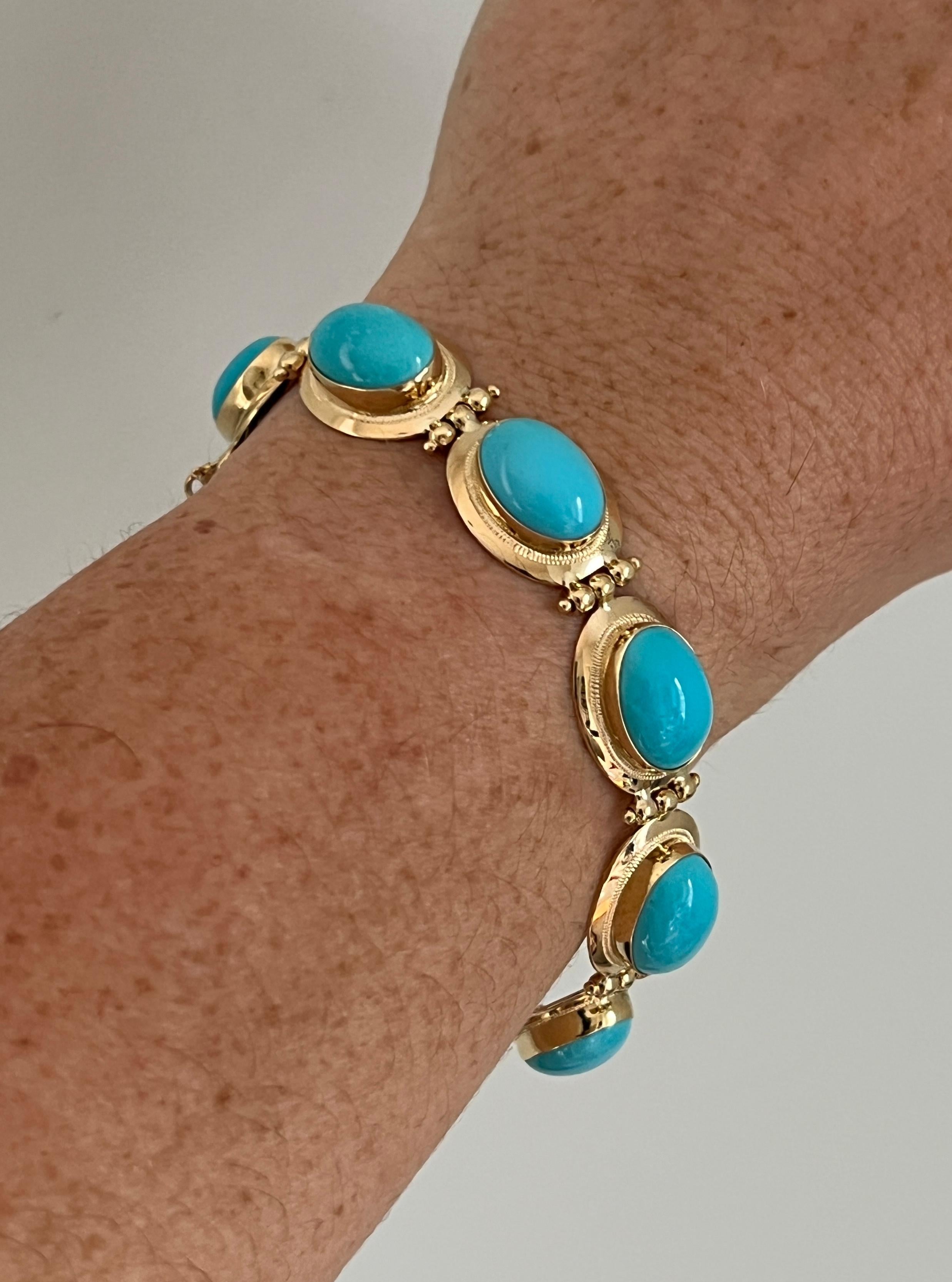 Scopri la perfetta armonia tra colori vivaci e raffinata maestria con questo squisito bracciale in oro giallo 18 carati. Con nove pietre di turchese sintetico cabochon incastonate, ognuna delle quali misura 14,42 x 10,17 mm, questo pezzo è una
