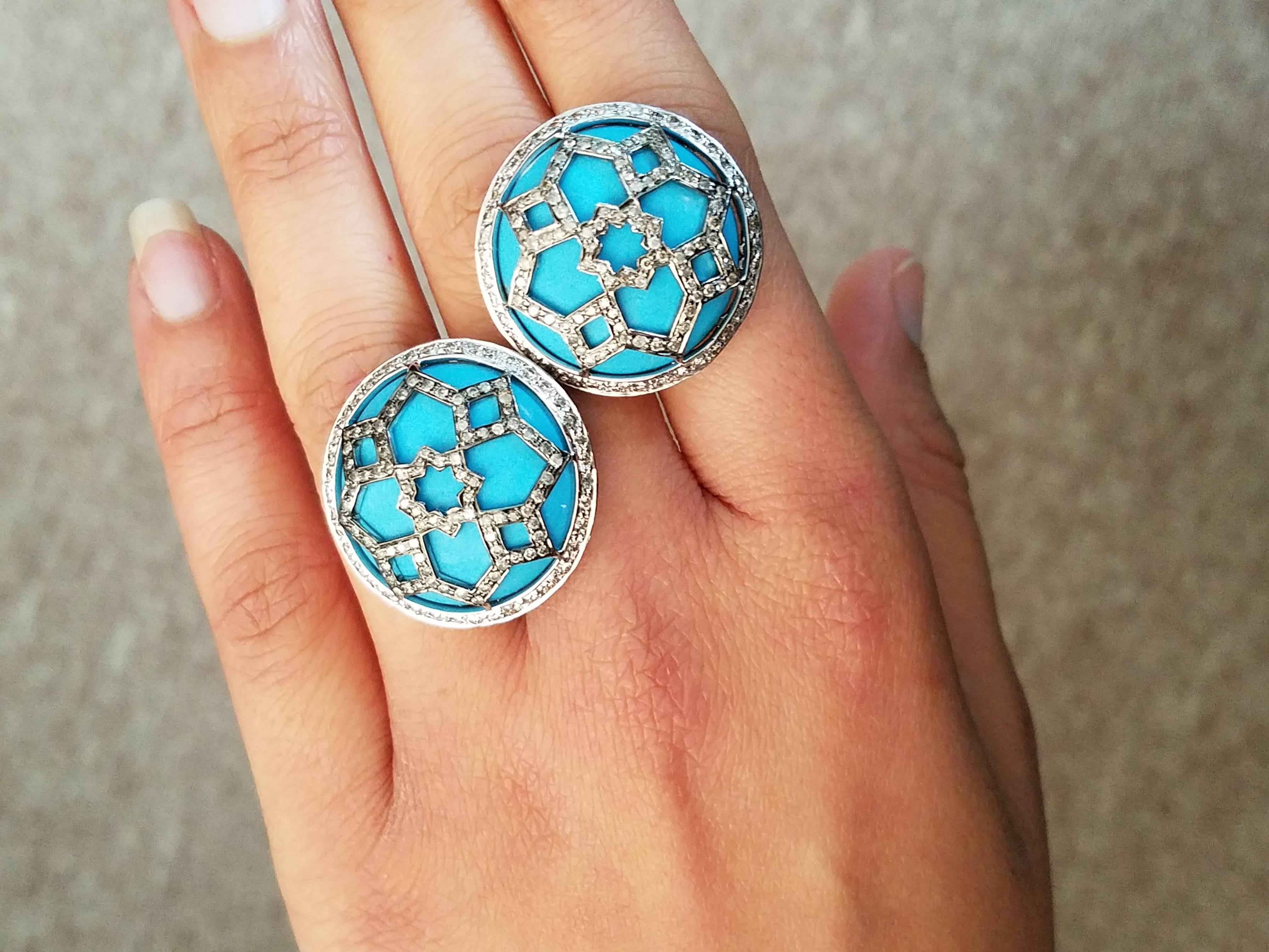 Cabochon Turquoise and Diamond 18 Karat Gold Ring and Earring Suite In Excellent Condition In Bangkok, Thailand