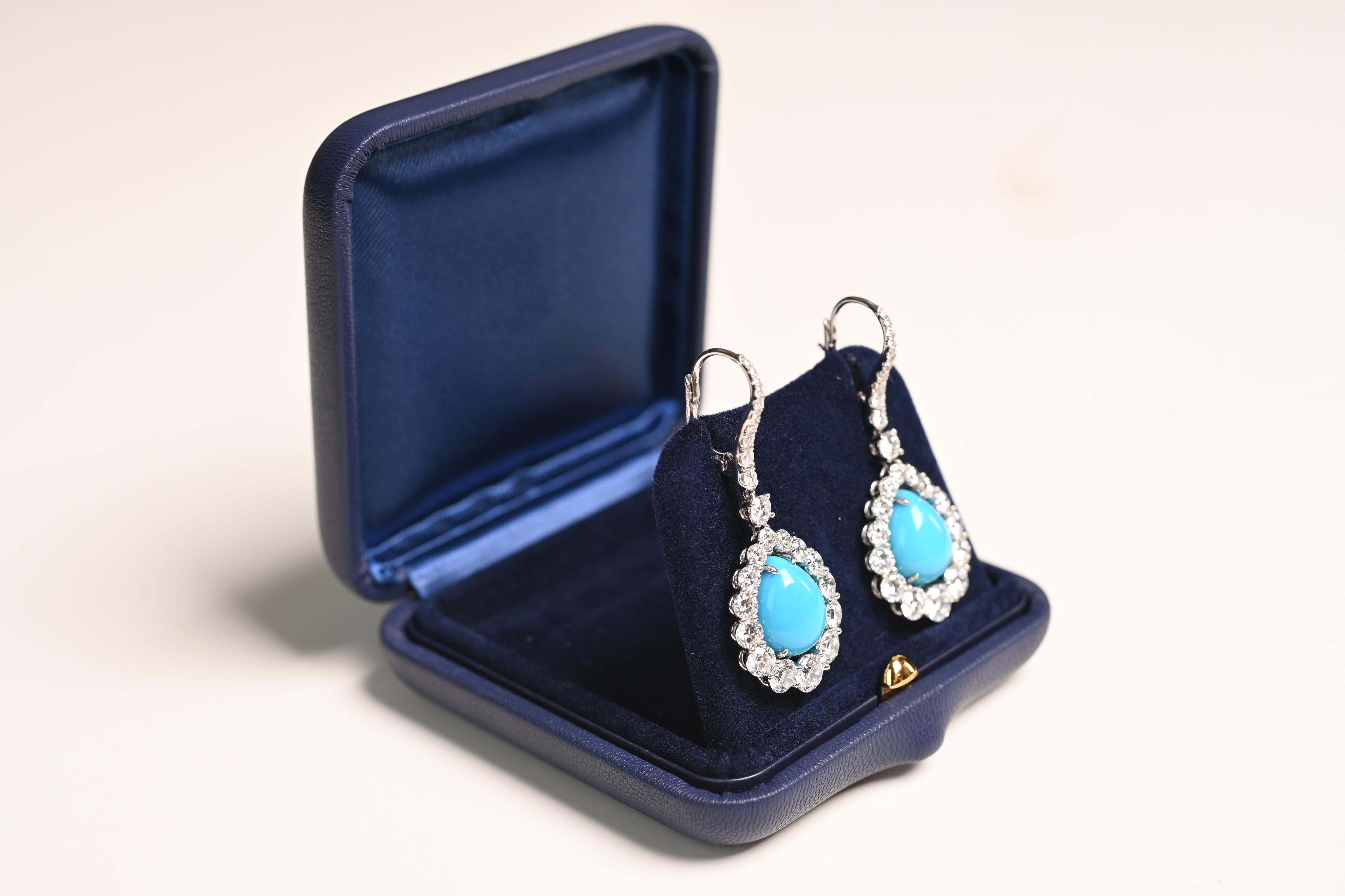 Uno splendido paio di orecchini Soroca, squisitamente realizzati in platino, con centri di turchesi cabochon dal peso totale di circa 10,40 carati. Le pietre di turchese sono elegantemente incastonate, per mostrare la loro ricca e accattivante