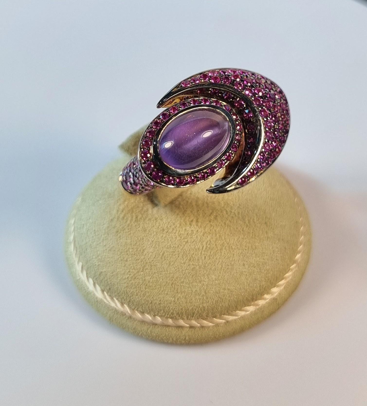 Cabouchon Amethyst and pink sapphires 18k yellow gold ring
Irama Pradera is a dynamic and outgoing designer from Spain that searches always for the best gems and combines classic with contemporary mounting and styles.
Amethyst is a natural