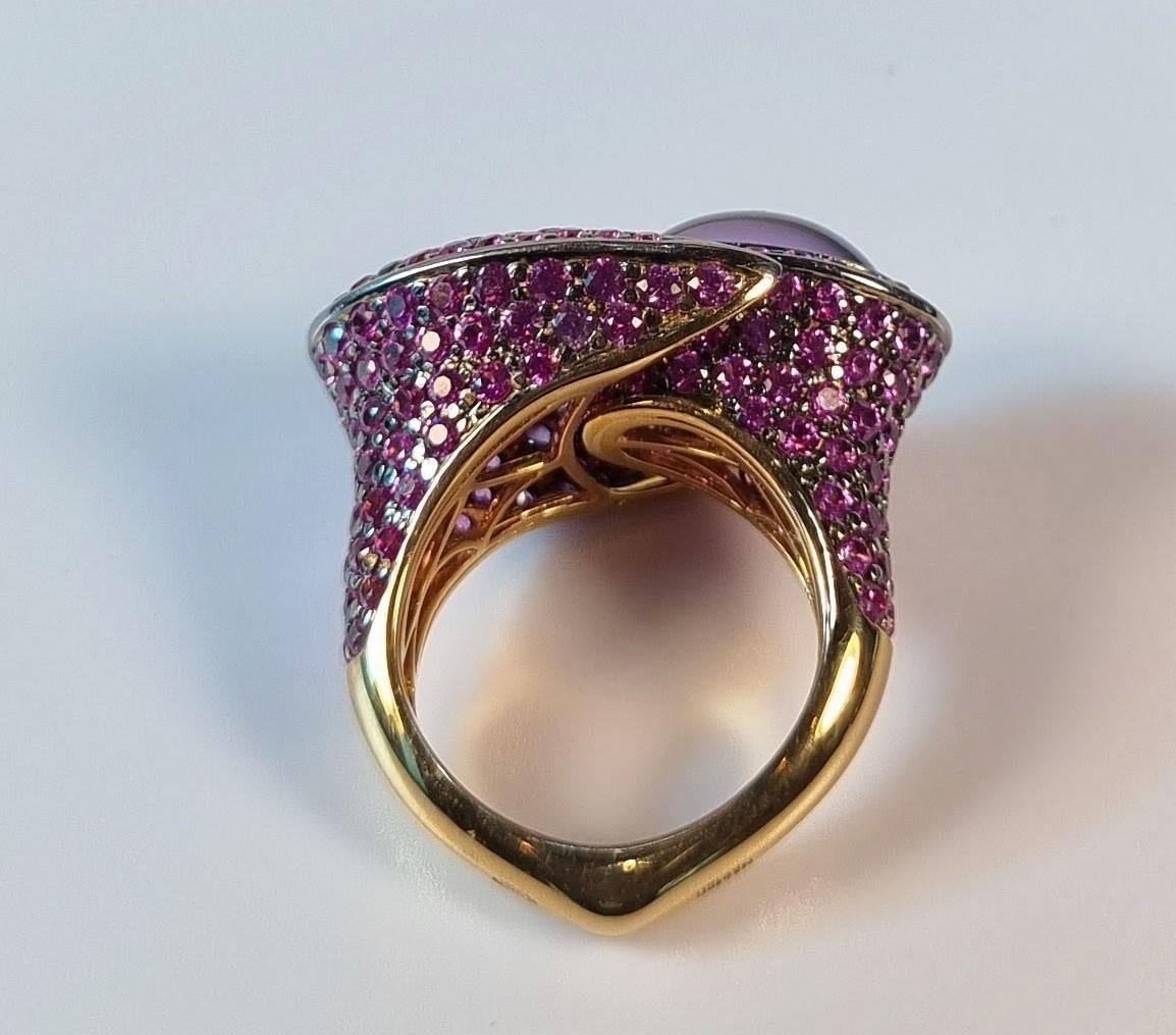 Contemporary Cabouchon Amethyst and Pink Sapphires 18k Yellow Gold Ring For Sale