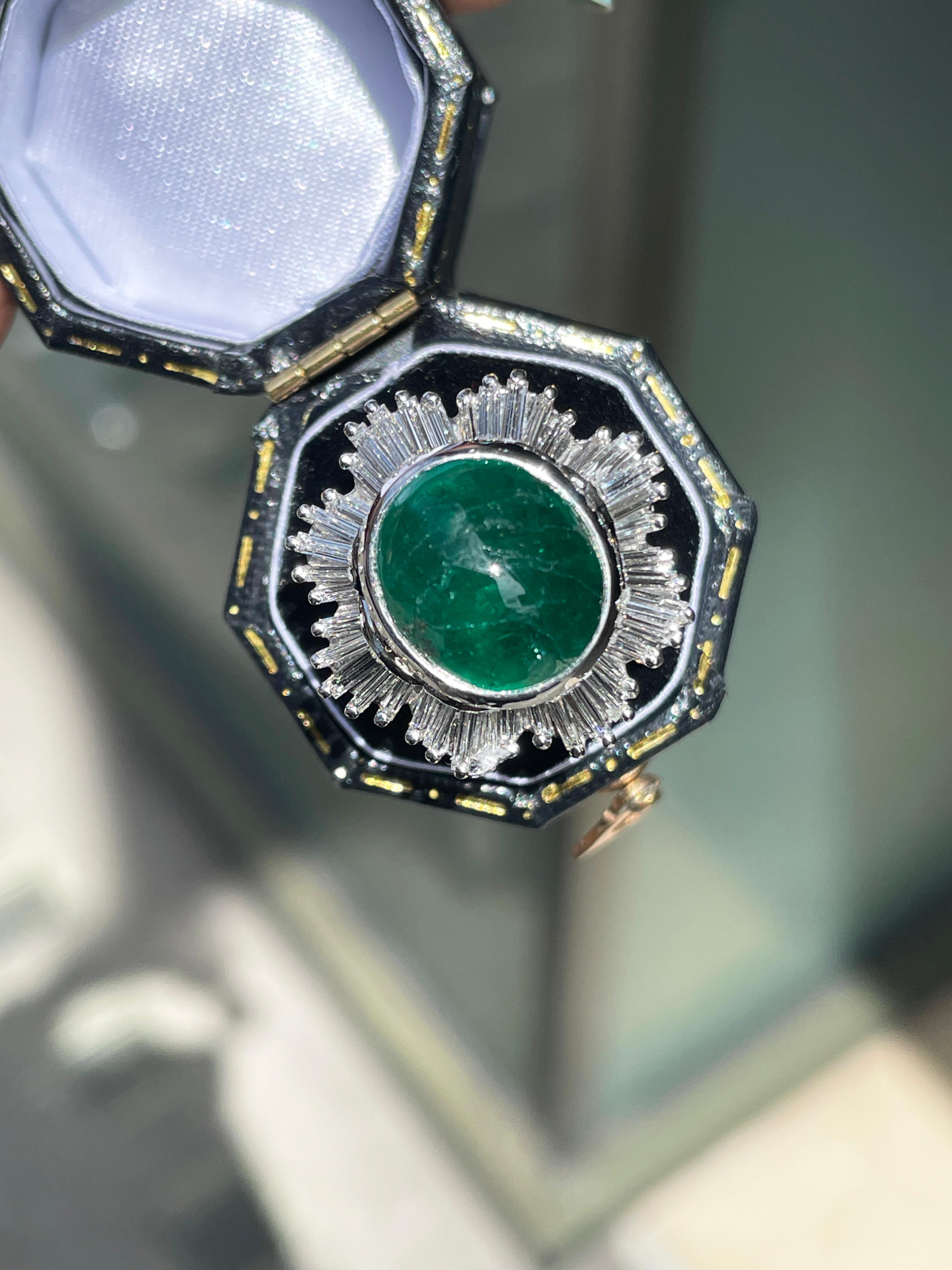Cabouchon Emerald and Diamond 18 Carat White Gold Ballerina Cluster Ring In Excellent Condition For Sale In London, GB