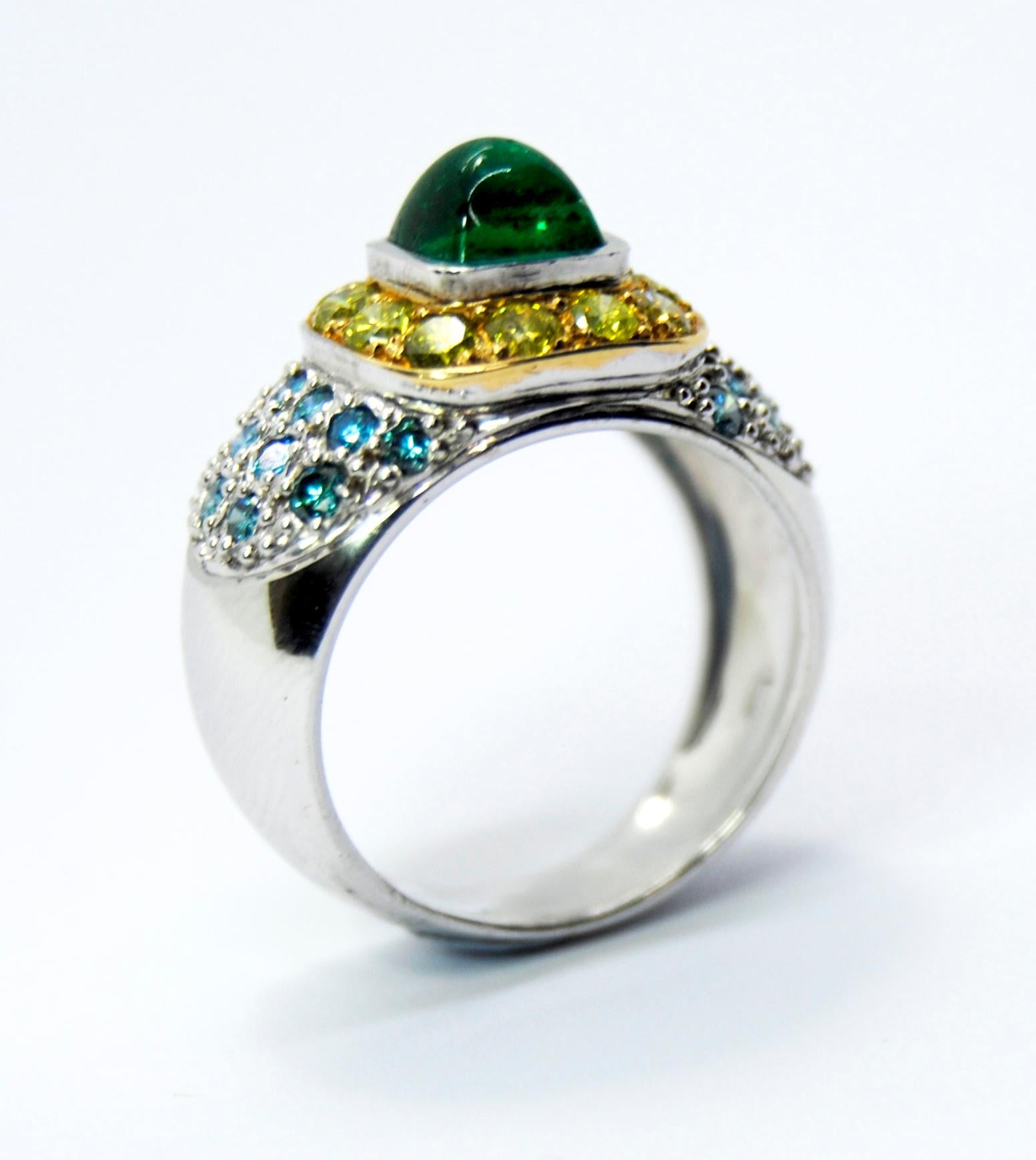 Cabouchon Emerald in a Tray of Blue and Yellow Diamonds in a 18 Karat White Ring In New Condition For Sale In Bilbao, ES