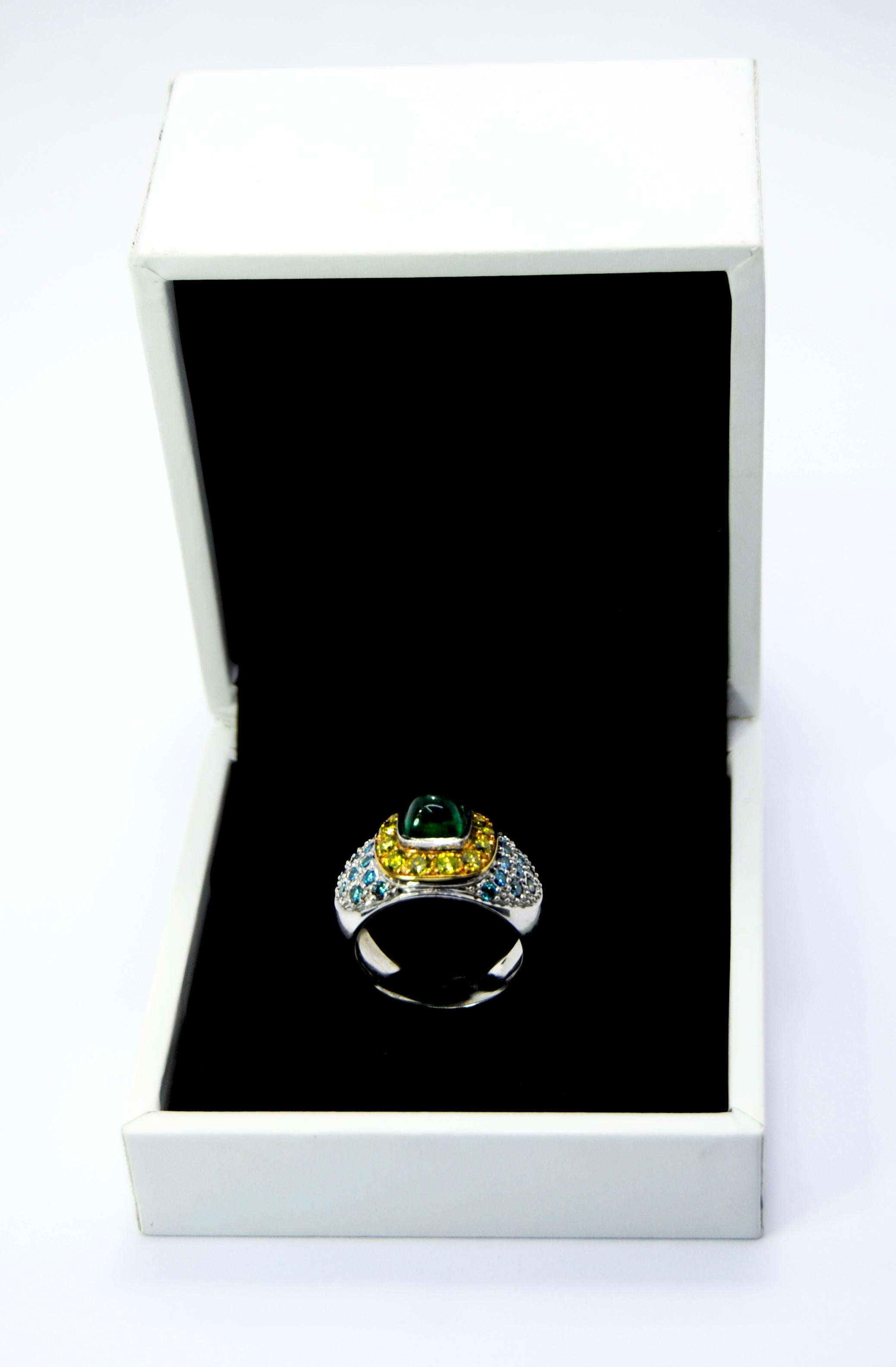Cabouchon Emerald in a Tray of Blue and Yellow Diamonds in a 18 Karat White Ring For Sale 3