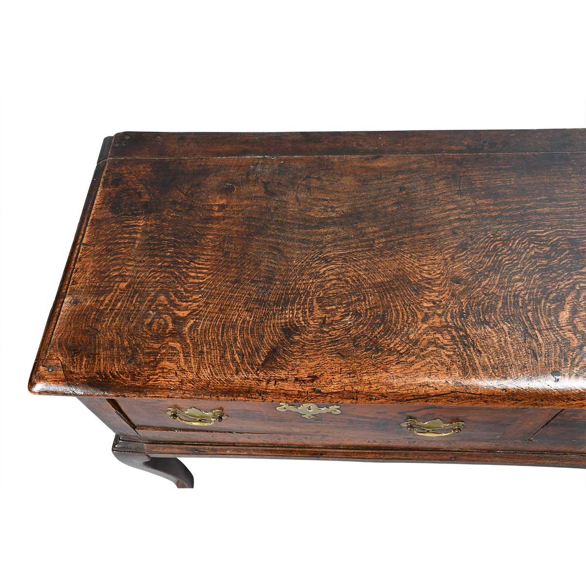 English Cabriole Leg Dresser with Quarter-Sawn Top For Sale
