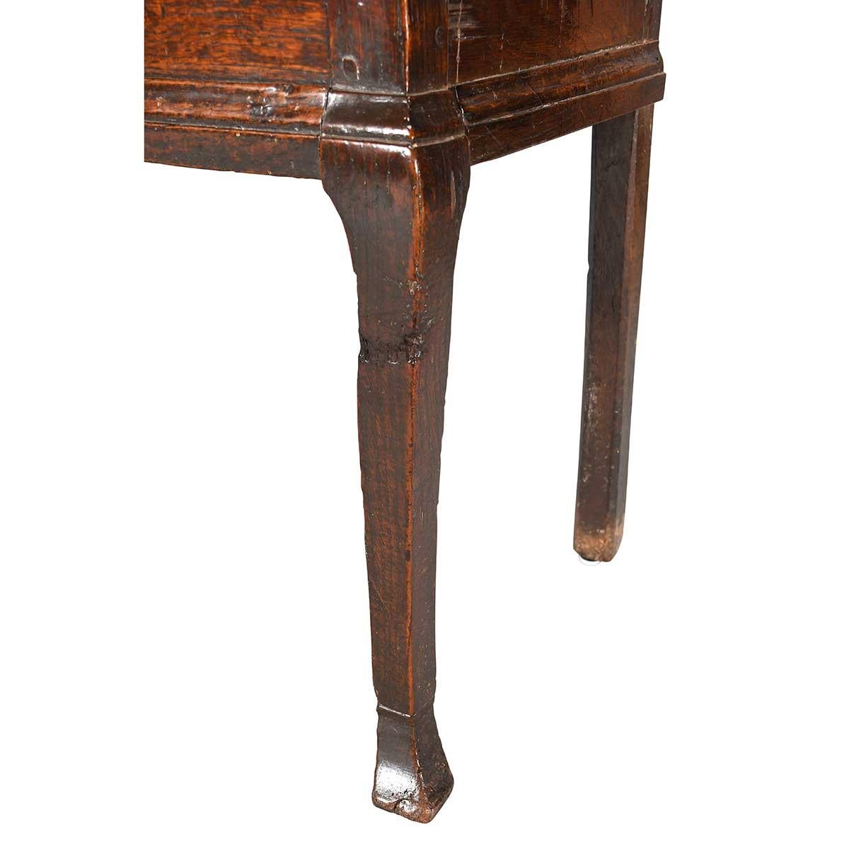Cabriole Leg Dresser with Quarter-Sawn Top In Good Condition For Sale In Harrodsburg, KY