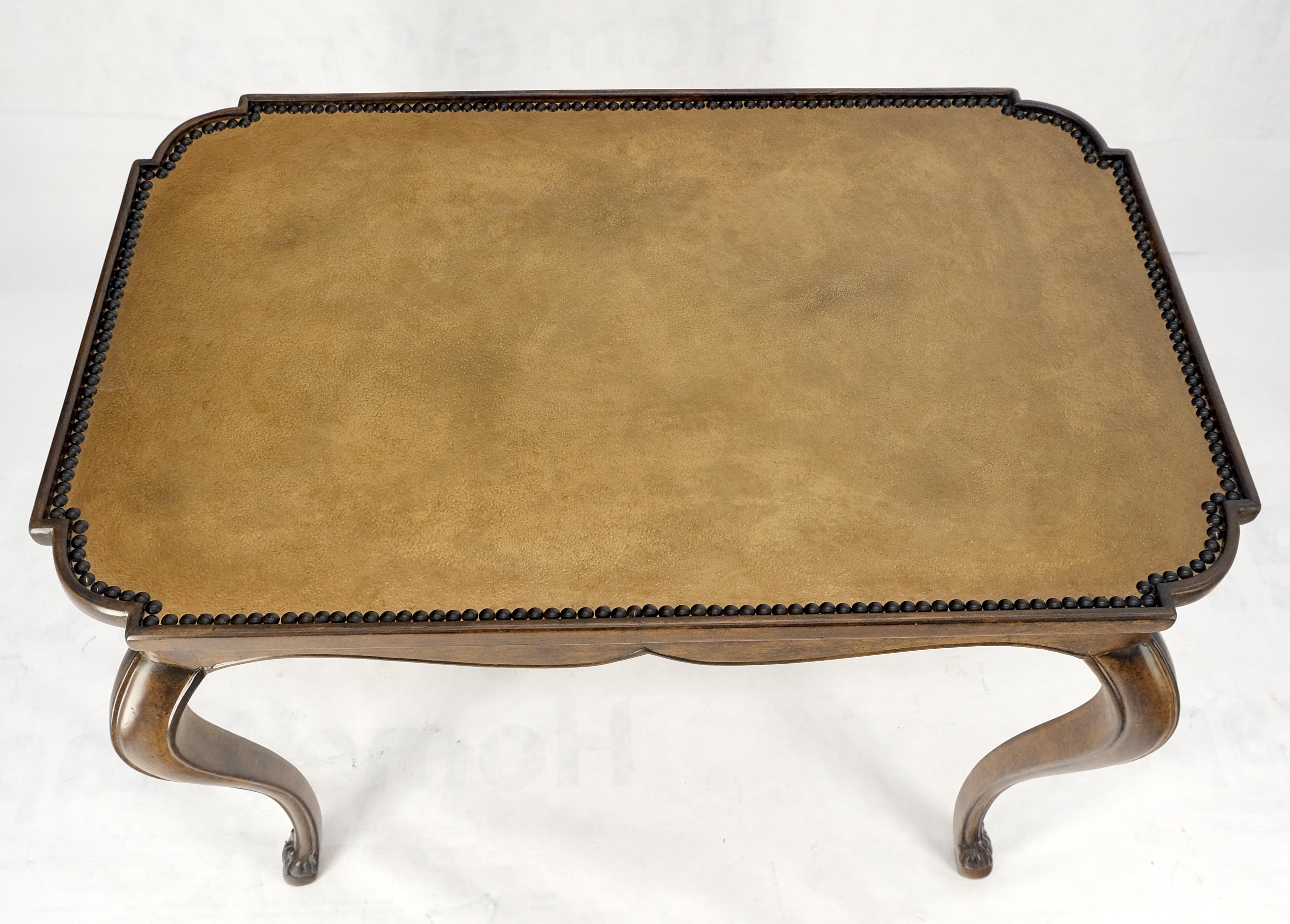 italien Table centrale décorative rectangulaire à pied cabriole Gueridon Brass Tack MINT en vente
