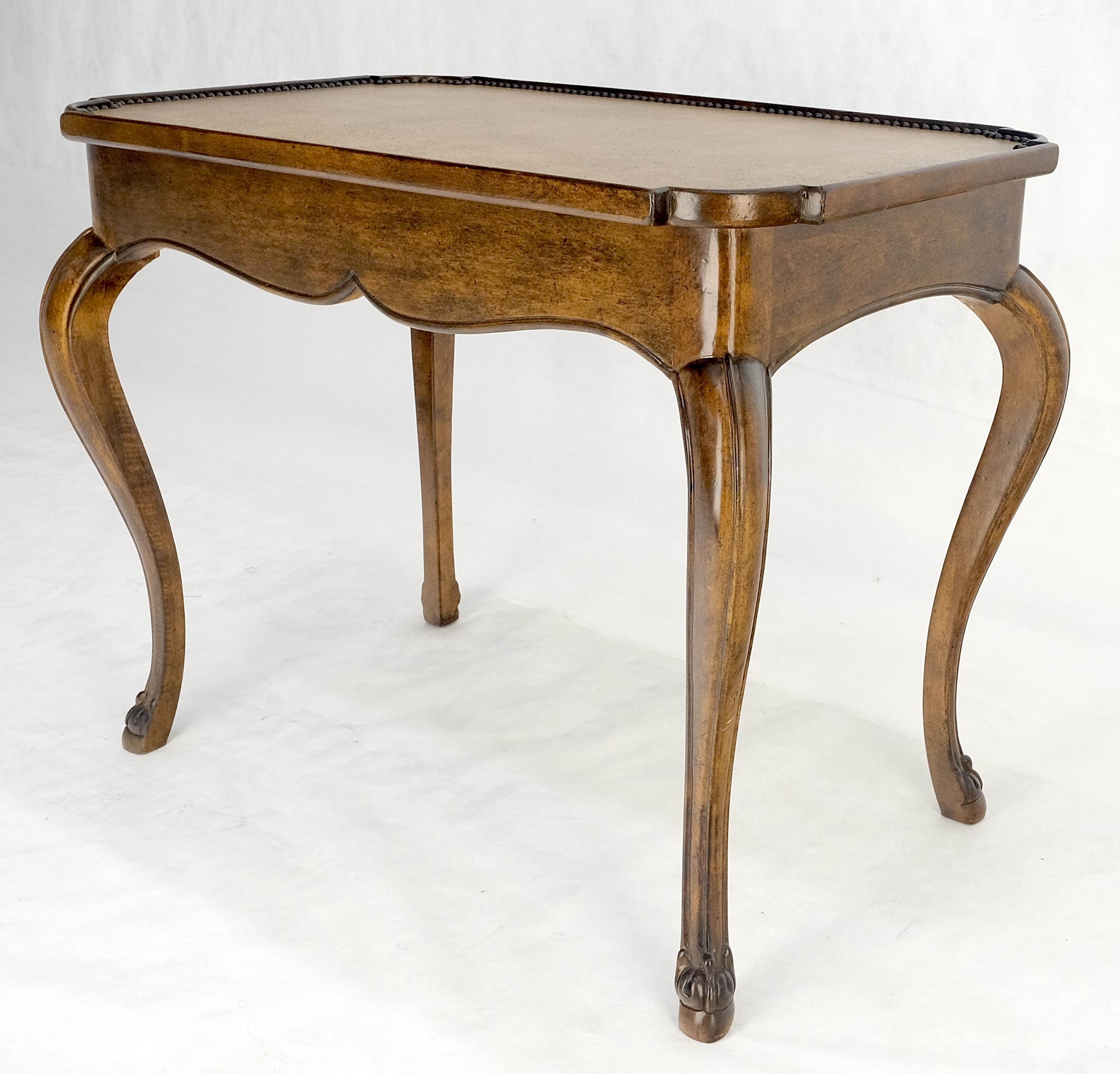 Laiton Table centrale décorative rectangulaire à pied cabriole Gueridon Brass Tack MINT en vente