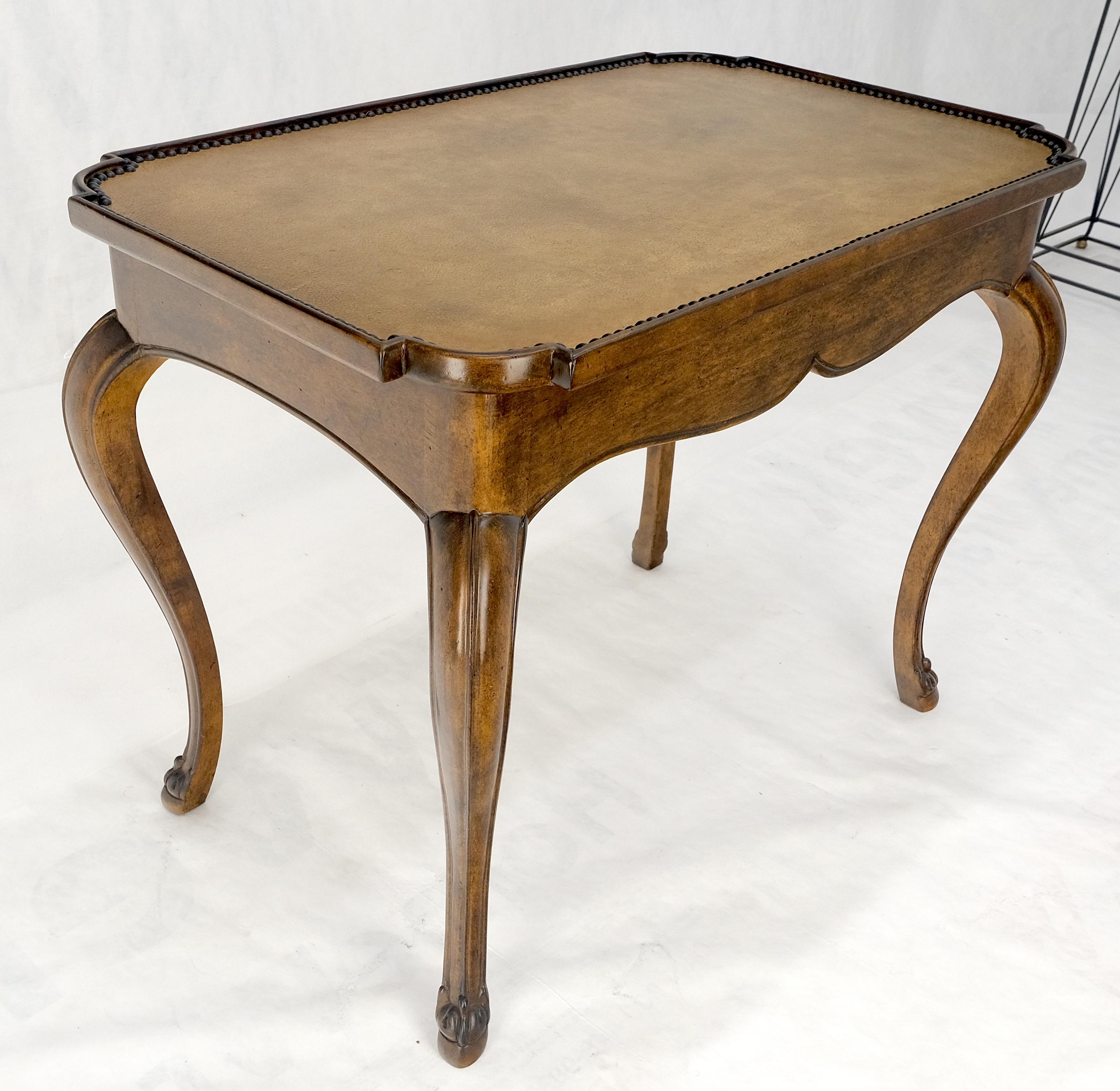 Table centrale décorative rectangulaire à pied cabriole Gueridon Brass Tack MINT en vente 1