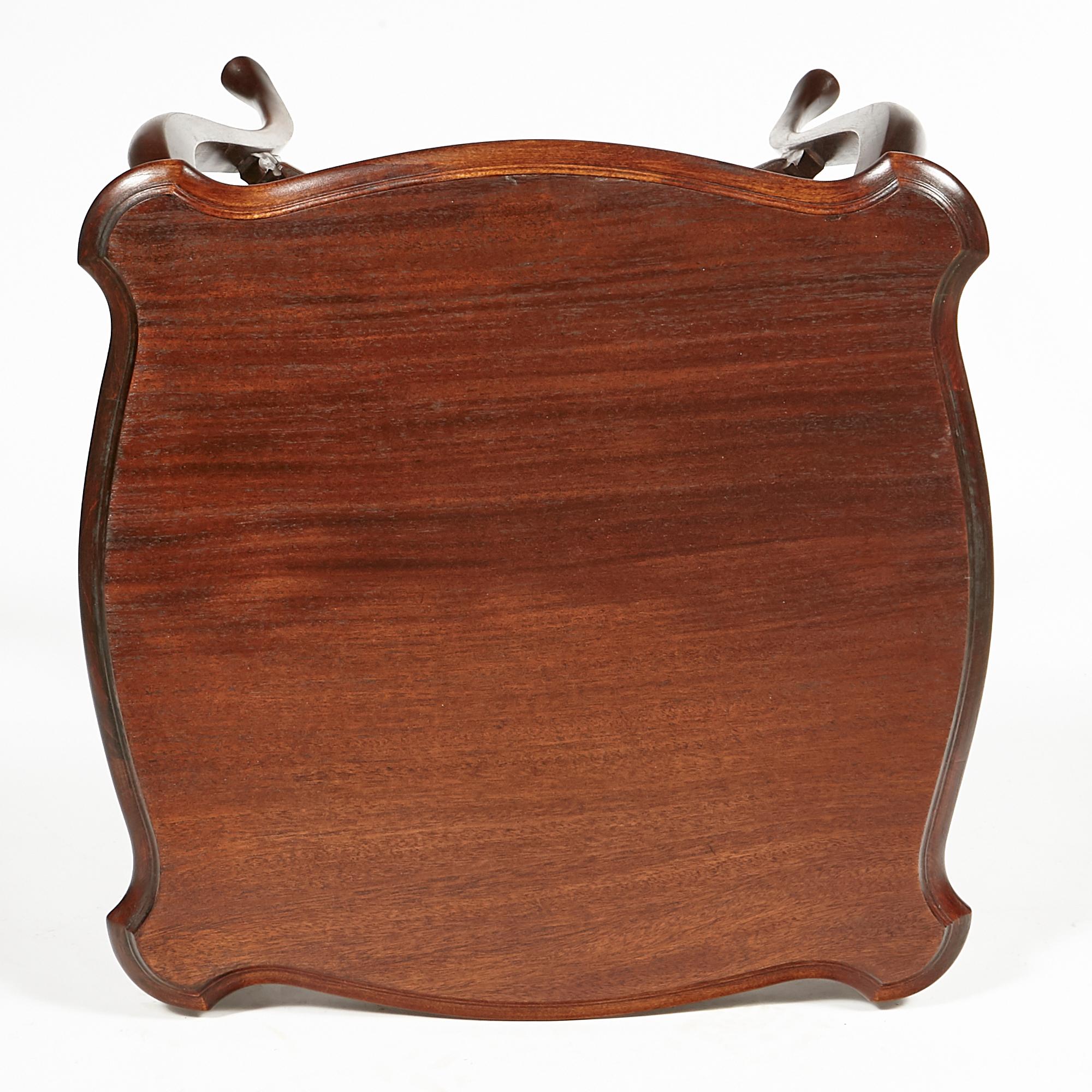 Cabriole Leg Side Table In Good Condition For Sale In Amherst, NH