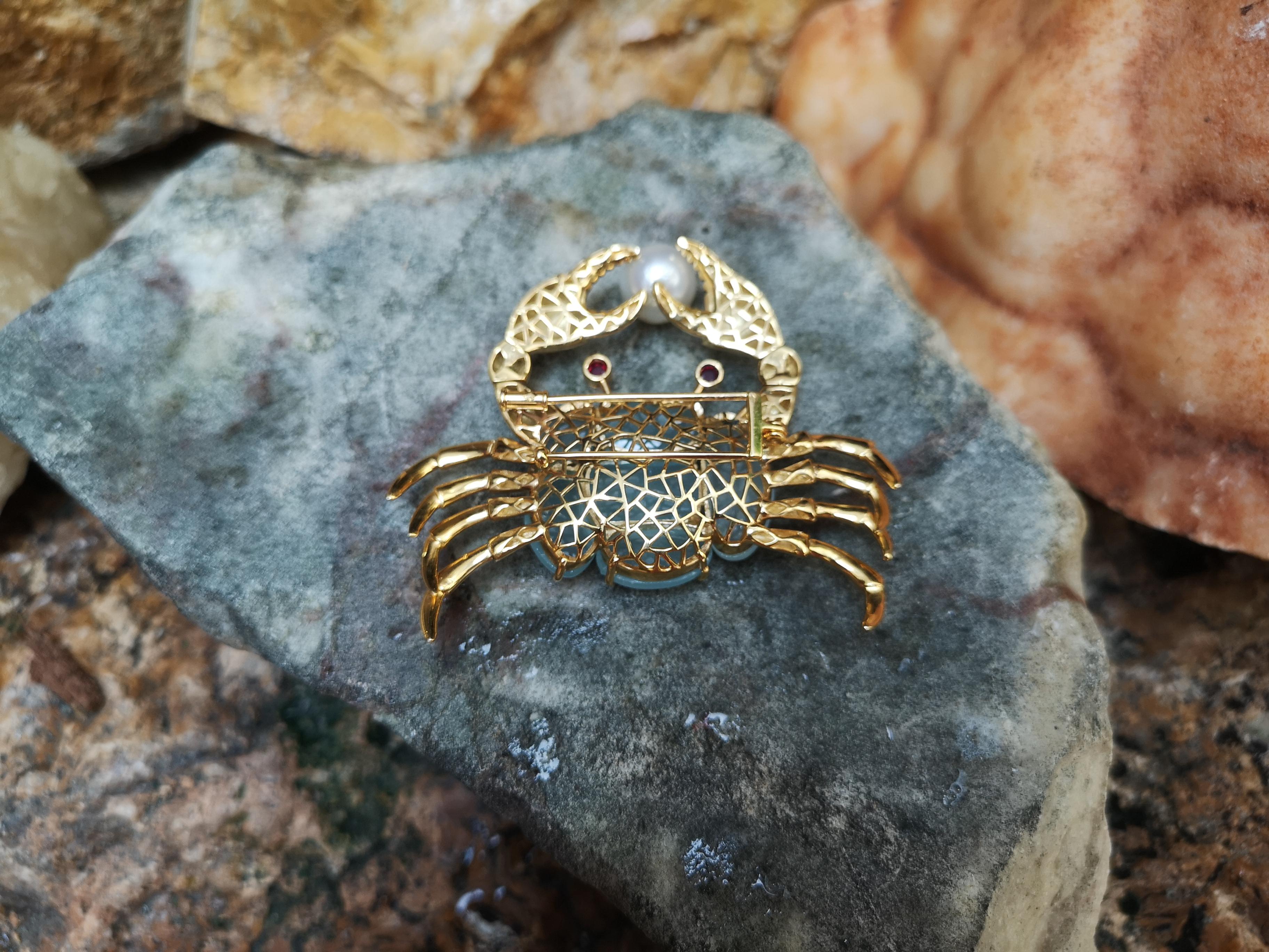 Cabuchon Aquamarine with Ruby and Pearl Crab Brooch Set in 18K Gold Settings In New Condition For Sale In Bangkok, TH