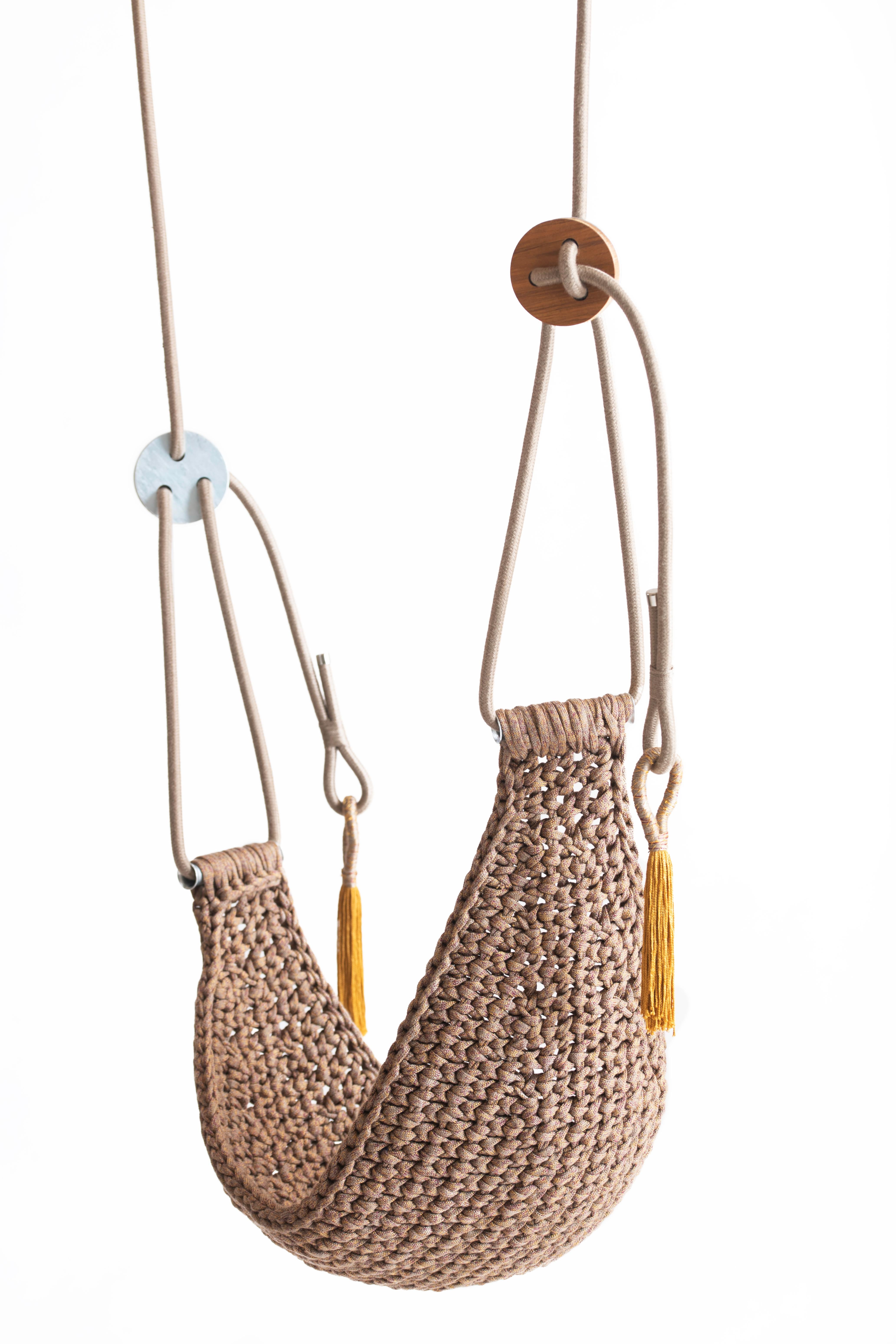 Scandinave moderne Brown, Gold & Pink Saddle Swing Siège Hamac d'extérieur en crochet fait main en vente