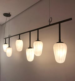 Lampe suspendue contemporaine brésilienne en laiton patiné.