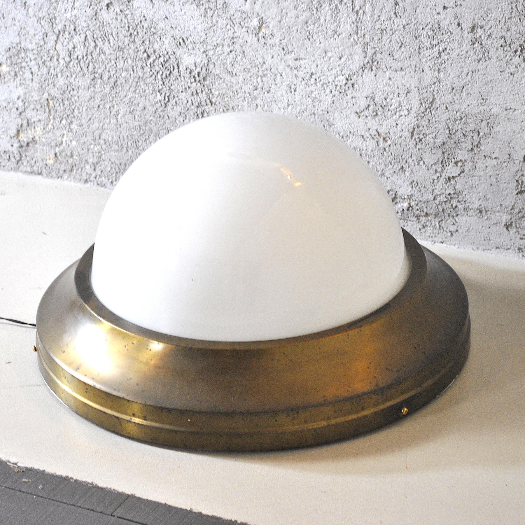 A circular wall light in brass and opaline Pier Luigi Caccia Dominioni.
Luigi Caccia Dominioni was born in Milan on 7 December 1913, in the family home in Piazza Sant'Ambrogio, a house he rebuilt after it was destroyed in the bombing of August 1943.