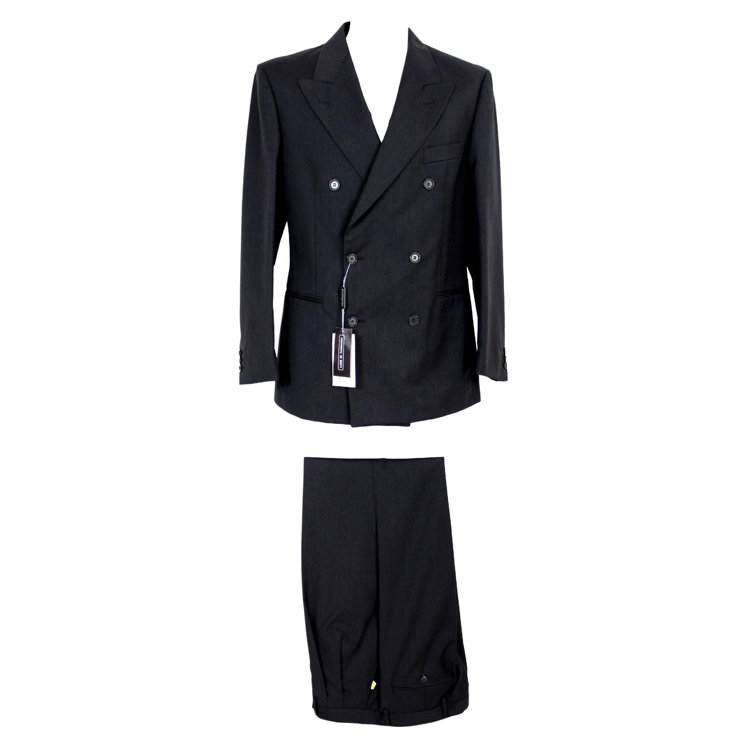 Cacharel vintage 90's men's ceremony pants suit. Drop 7 set, double-breasted jacket and classic gray trousers, 100% tasmania wool. Made in Italy. New with tag.

Size: 48 It 38 Us 38 Uk

Shoulder: 48 cm
Bust/Chest: 55 cm
Sleeve: 62 cm
Length: 81