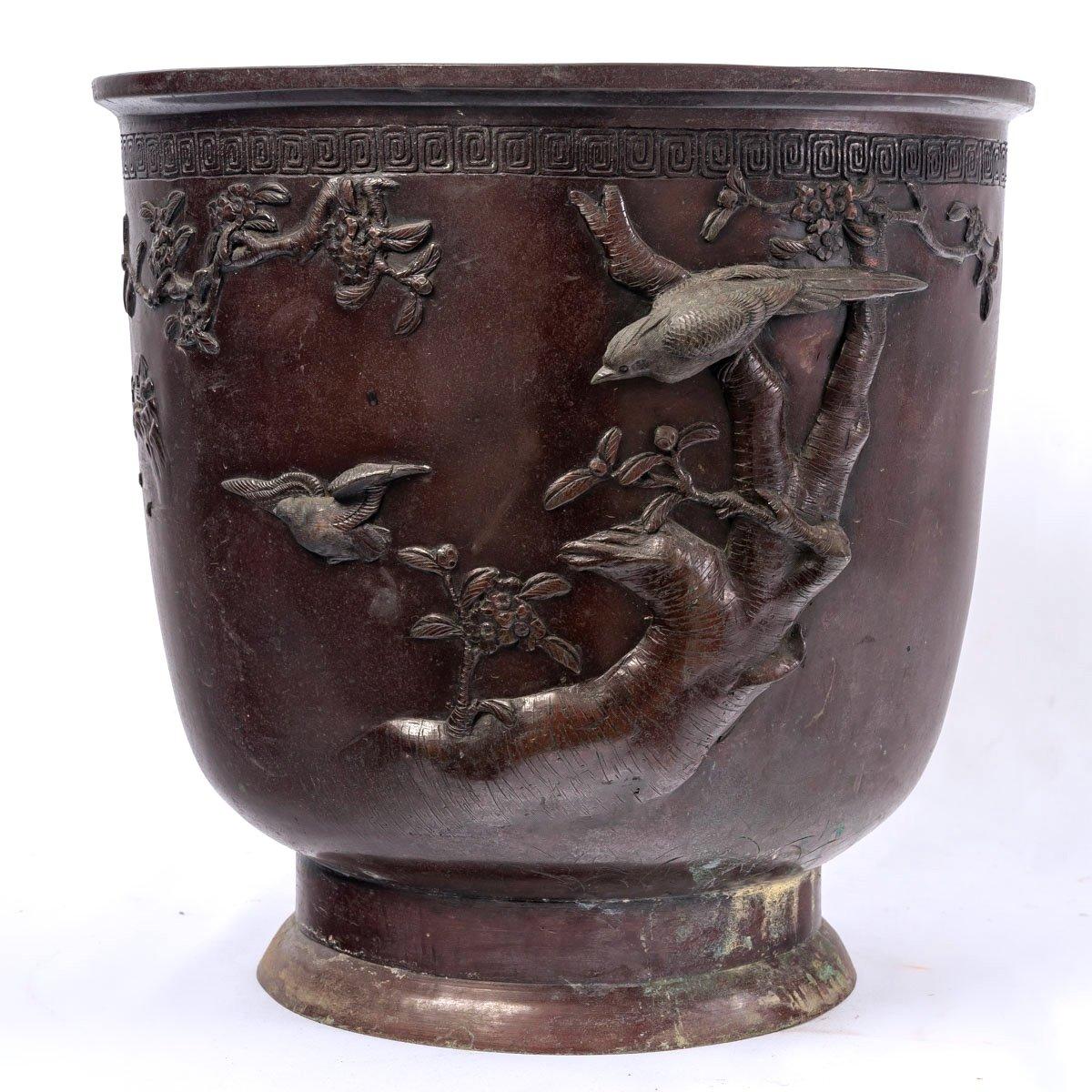  It is a huge bronze pot holder with a double patina. 
Chiselings of Greek friezes and birds in a trendy landscape in relief. 

Period : 19th century, 
Circa : 1880 
Dimensions : Height : 34cm x diameter : 33cm

Most of the Japanese bronzes and