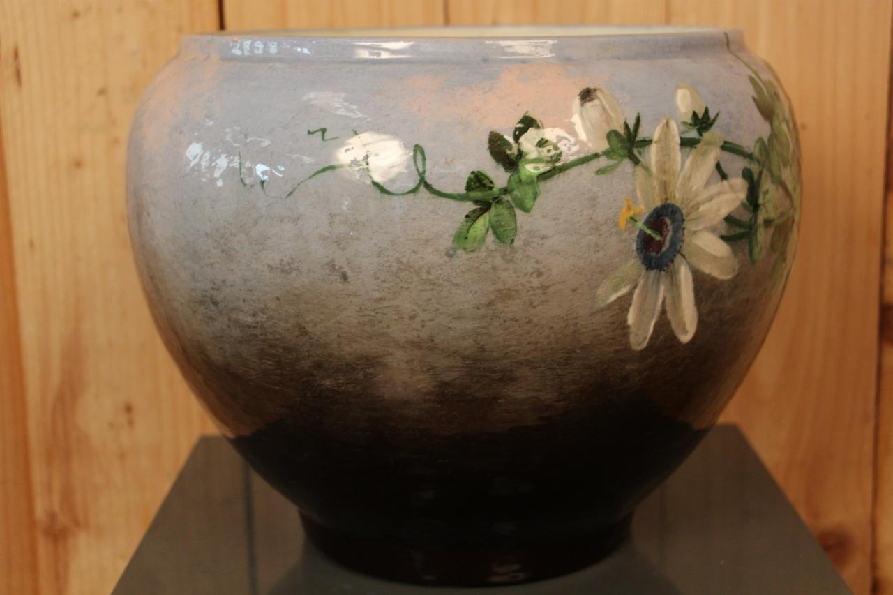 Français Cache Pot de Jerome Massier à Vallauris avec des fleurs de la passion en vente