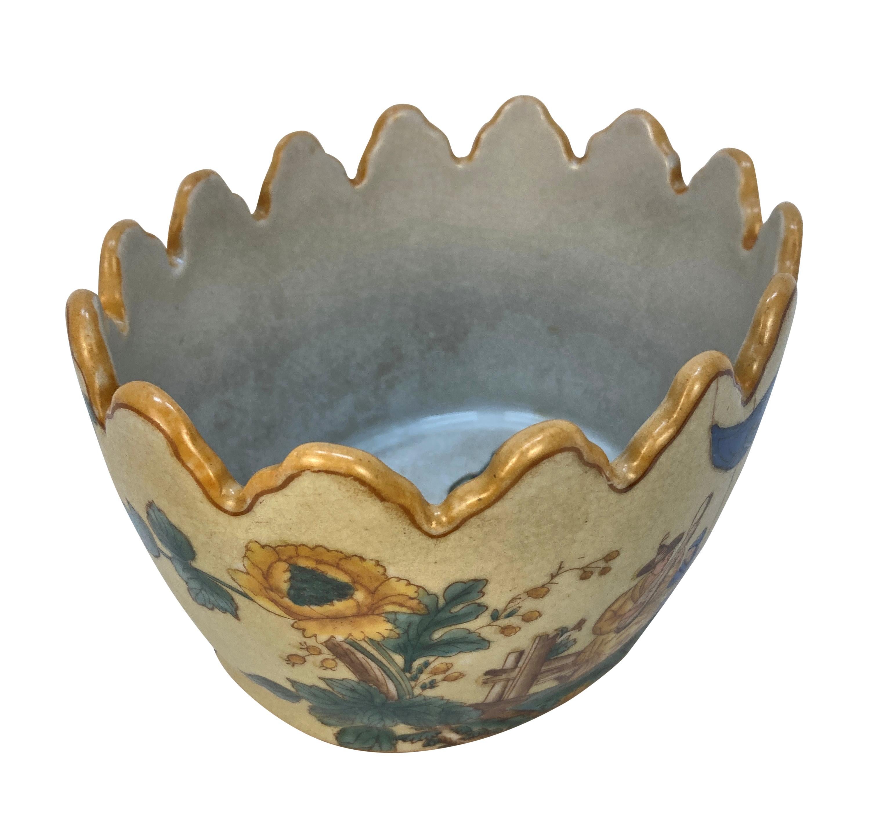 Un pot de cache peint et émaillé, avec des scènes orientales colorées.