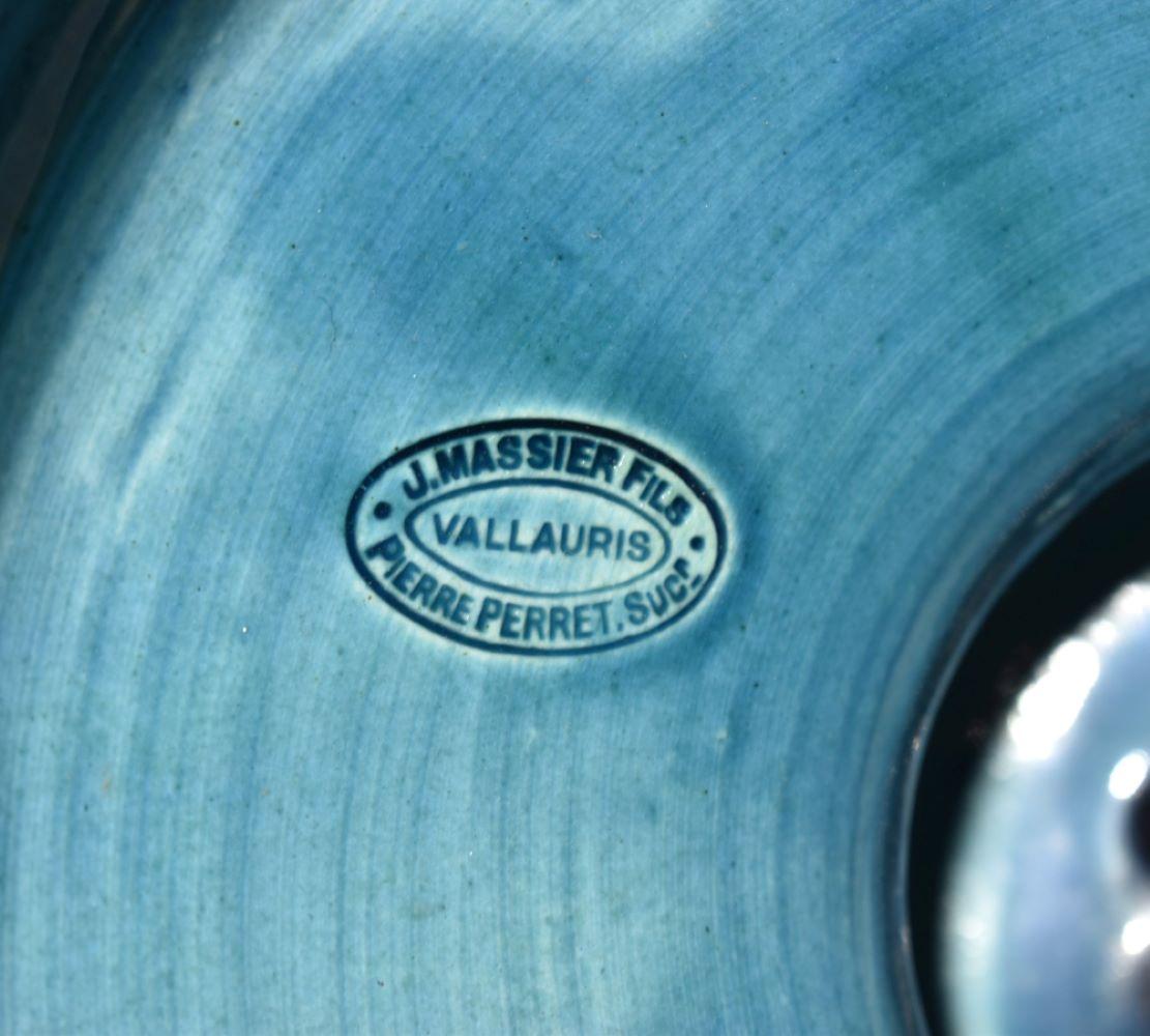 TASCHENKANNE MIT PEDESTAL J. MASSIER, französische Keramik mit tropfenden Glasuren in Blautönen, verziert mit spiralförmigen Chevrons. Auf dem Sockel Marke von J. MASSIER FILS, PIERRE PERRET Suc. Vallauris. Gesamthöhe: 165 cm. Frankreich, um