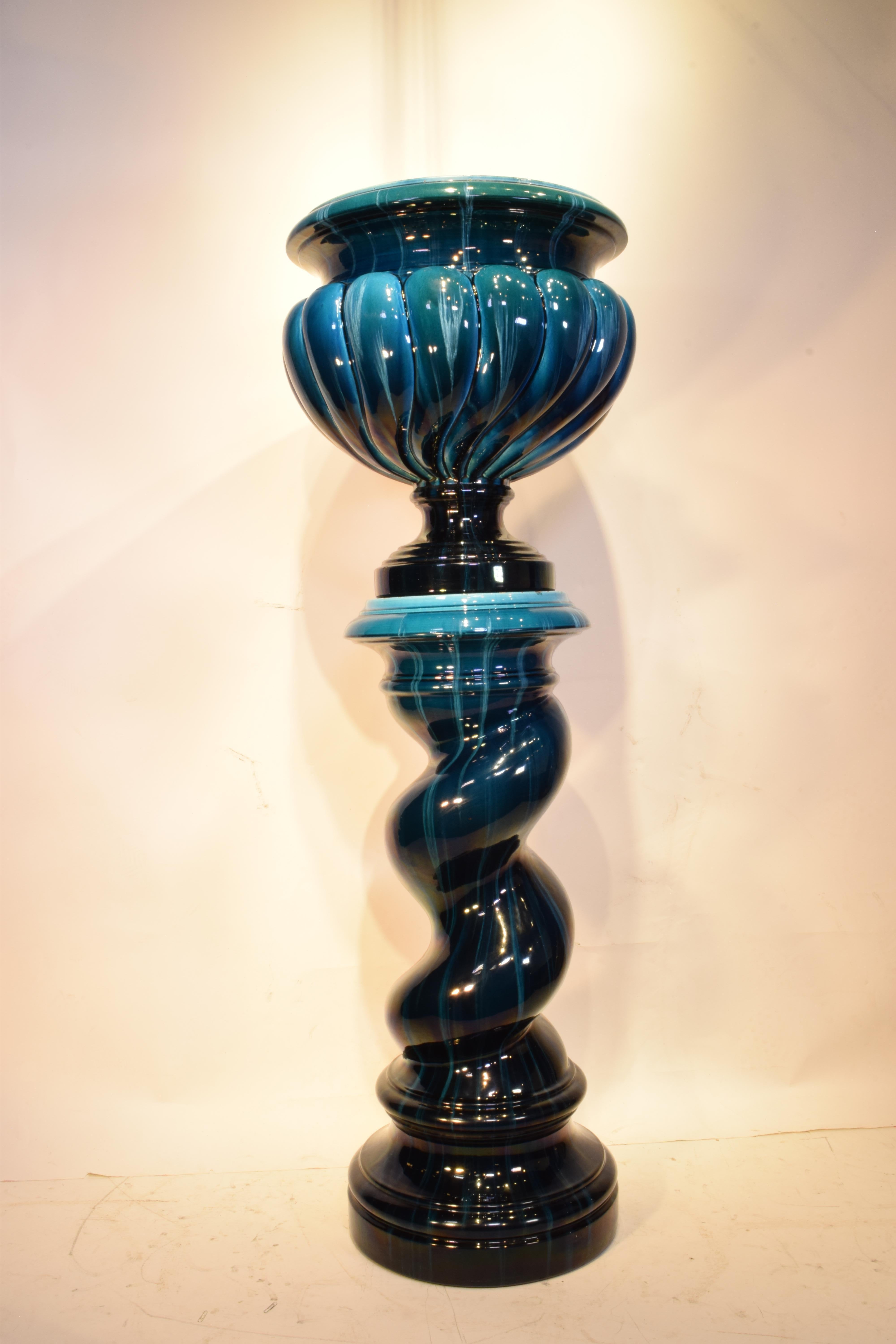 Cache Pot with Pedestals In Good Condition For Sale In Atlanta, GA