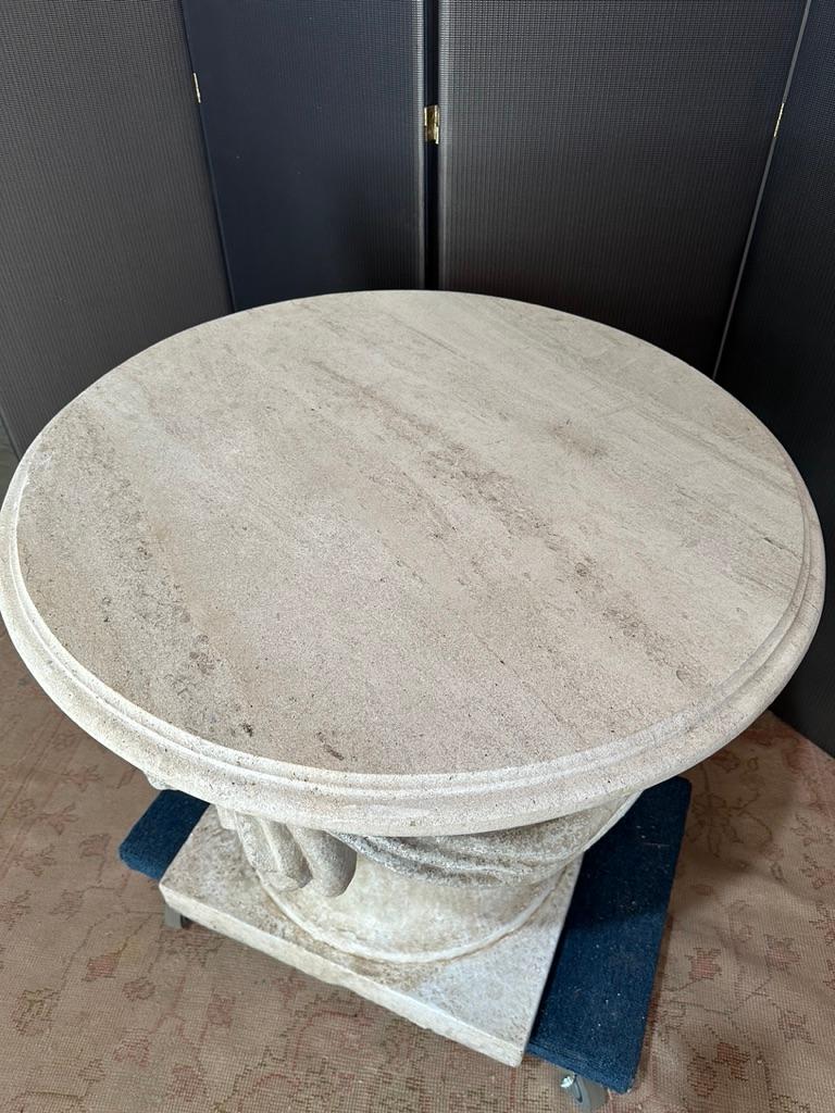 Neoclassico Tavolo con base in pietra decorata Cache` Swag, piano in travertino in vendita