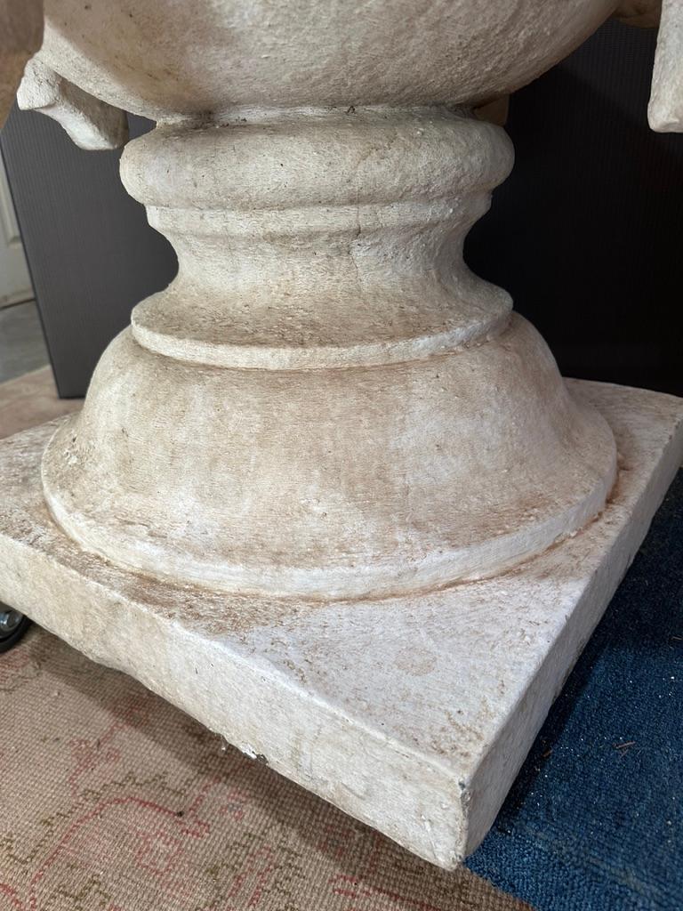 Calco Tavolo con base in pietra decorata Cache` Swag, piano in travertino in vendita