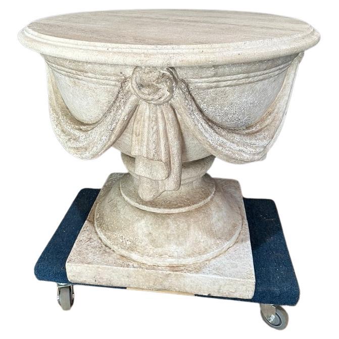 Tavolo con base in pietra decorata Cache` Swag, piano in travertino in vendita