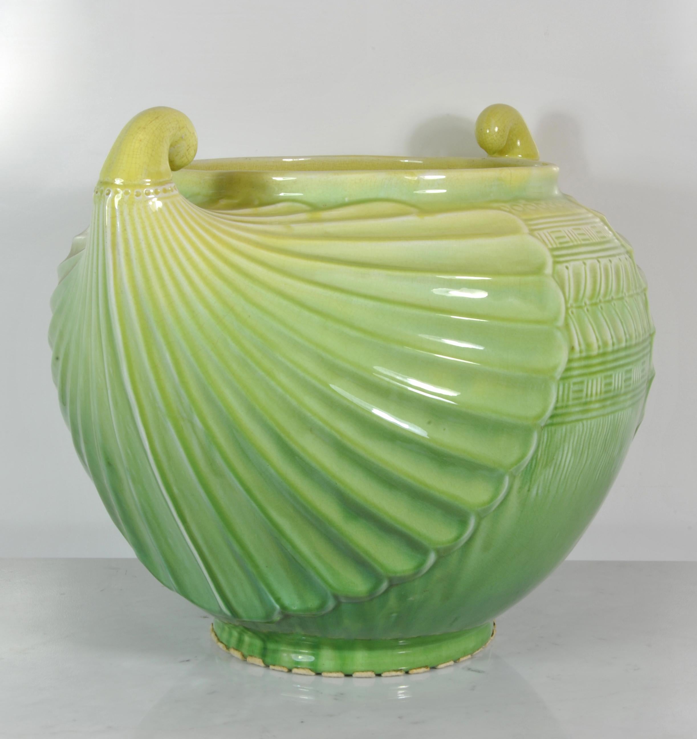 Grand cache-pot en terre cuite émaillée verte, buffet Cristopher, conçu pour la Società Ceramica Italiana, Laveno, Italie, 1912.
Marque gravée sous la base.