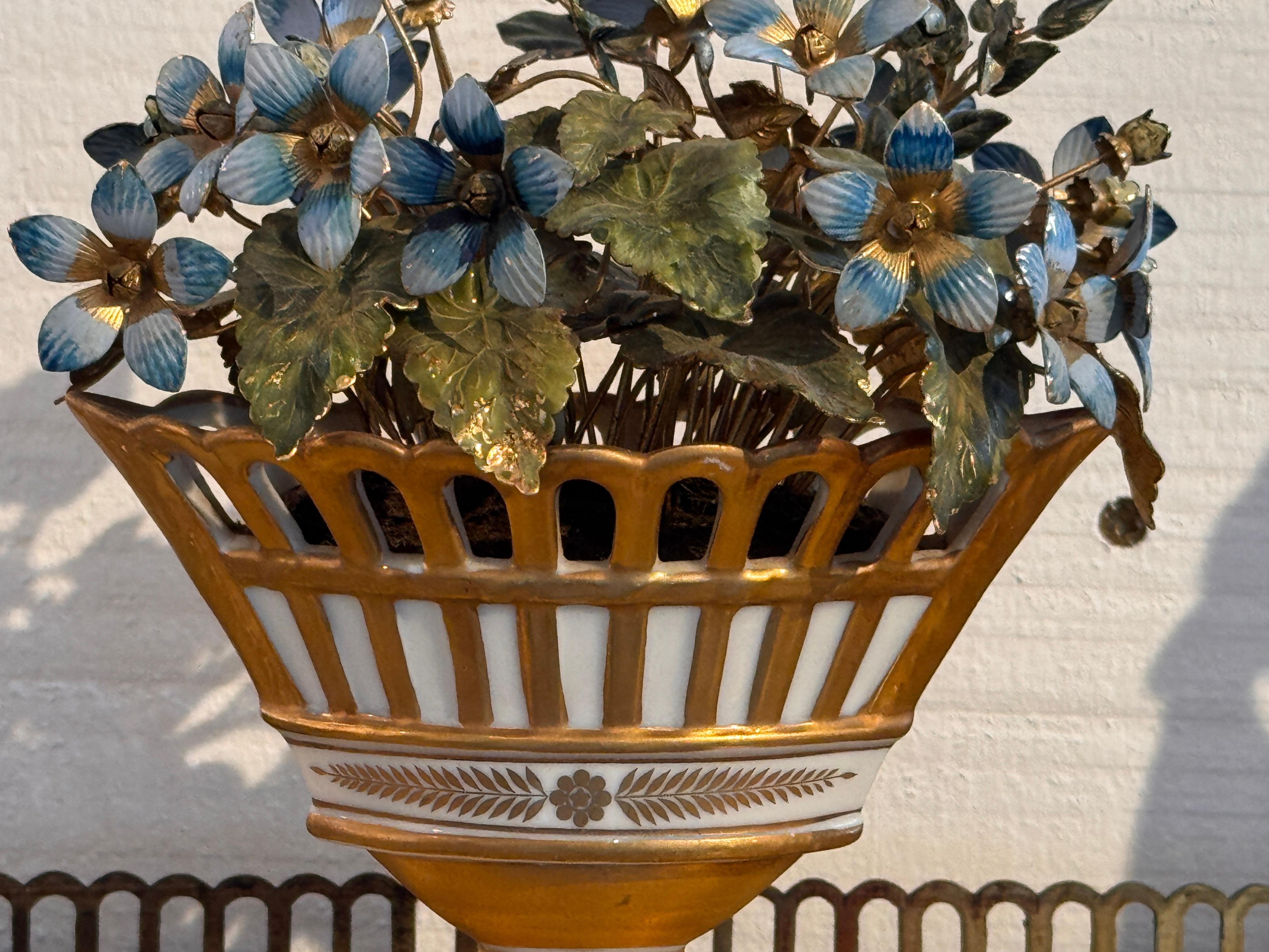 20ième siècle Cache-pot avec fleurs émaillées en vente