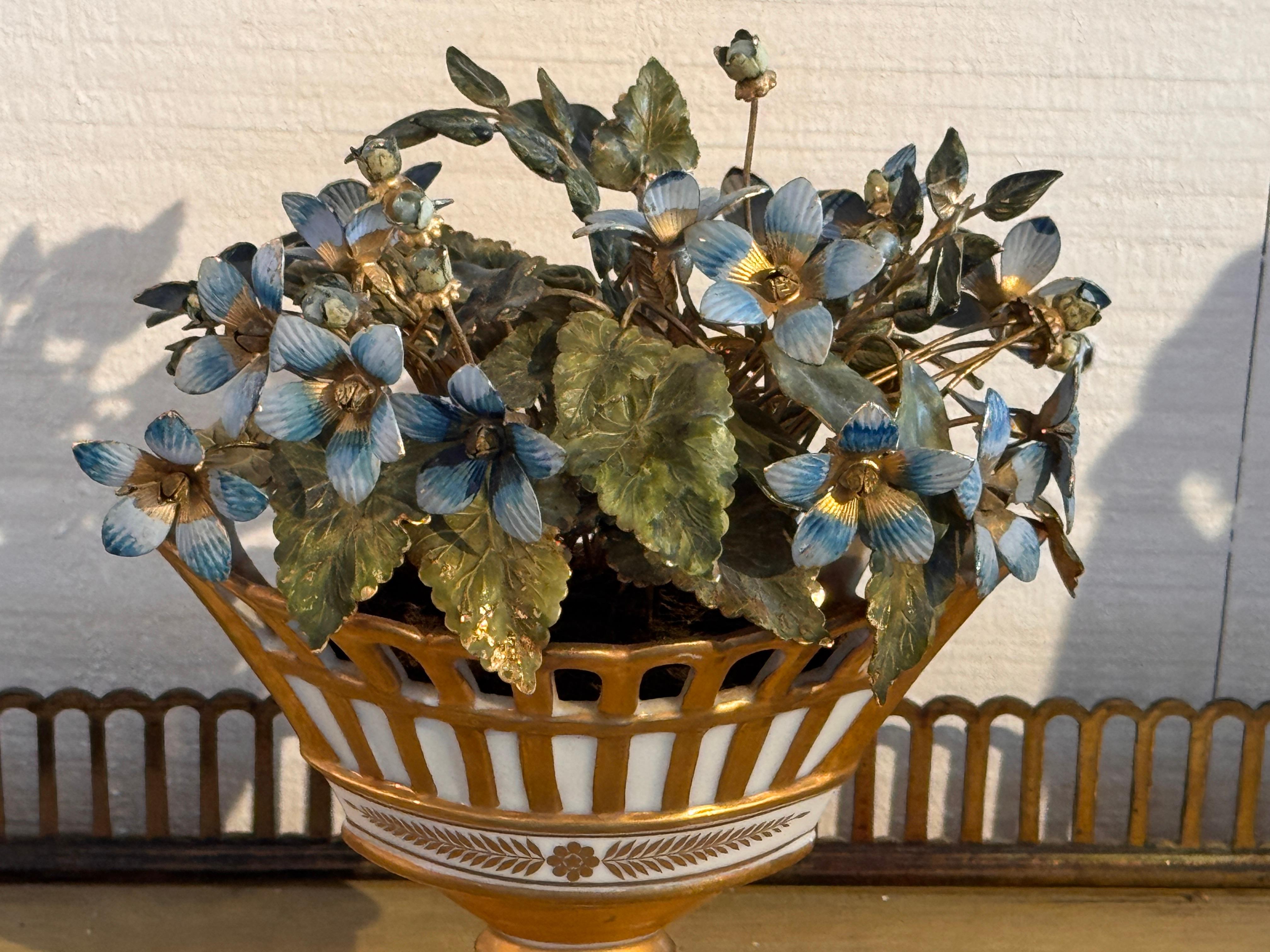 Métal Cache-pot avec fleurs émaillées en vente
