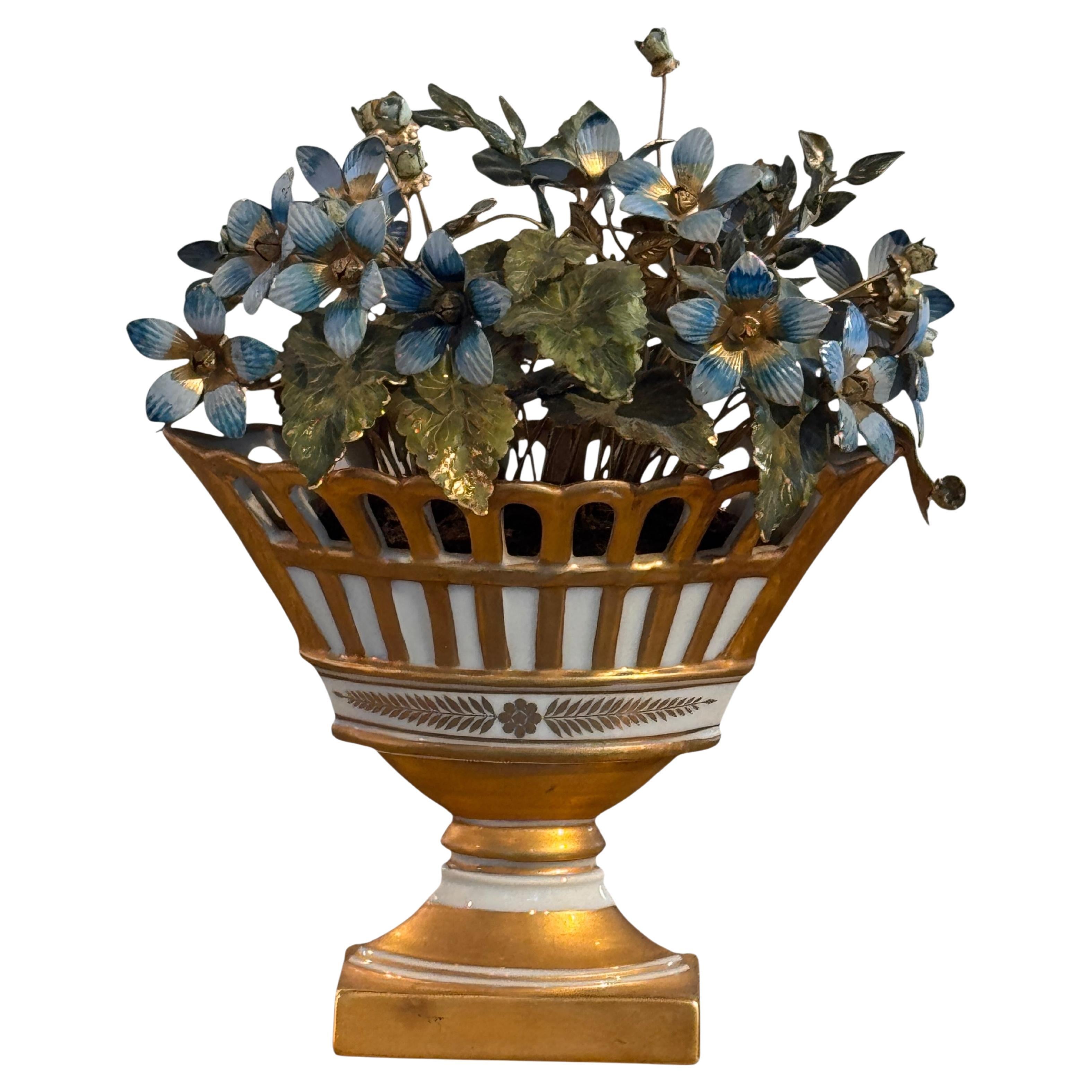 Cache-pot avec fleurs émaillées en vente