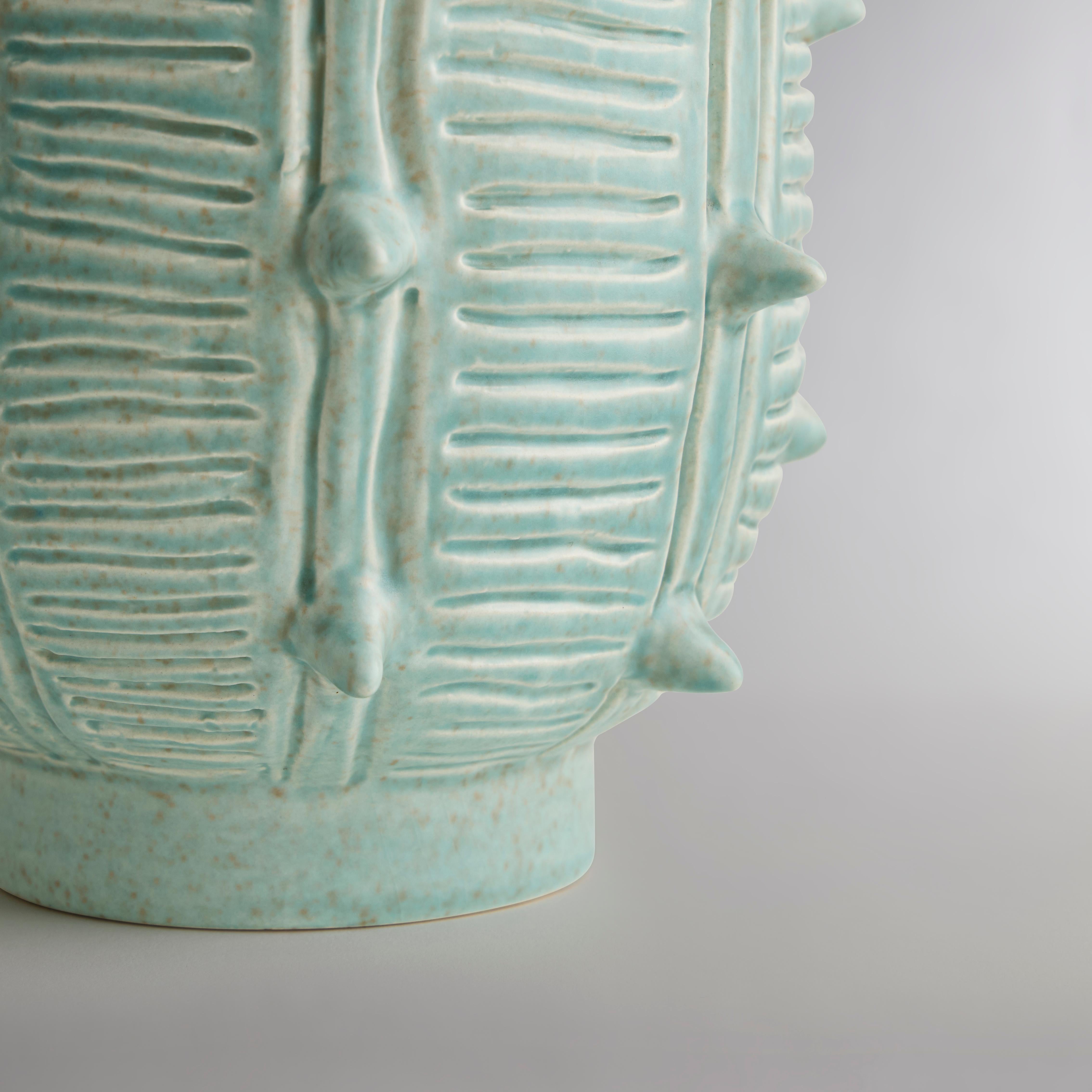 Européen Vase Cacti sculpté à la main en céramique émaillée en vente