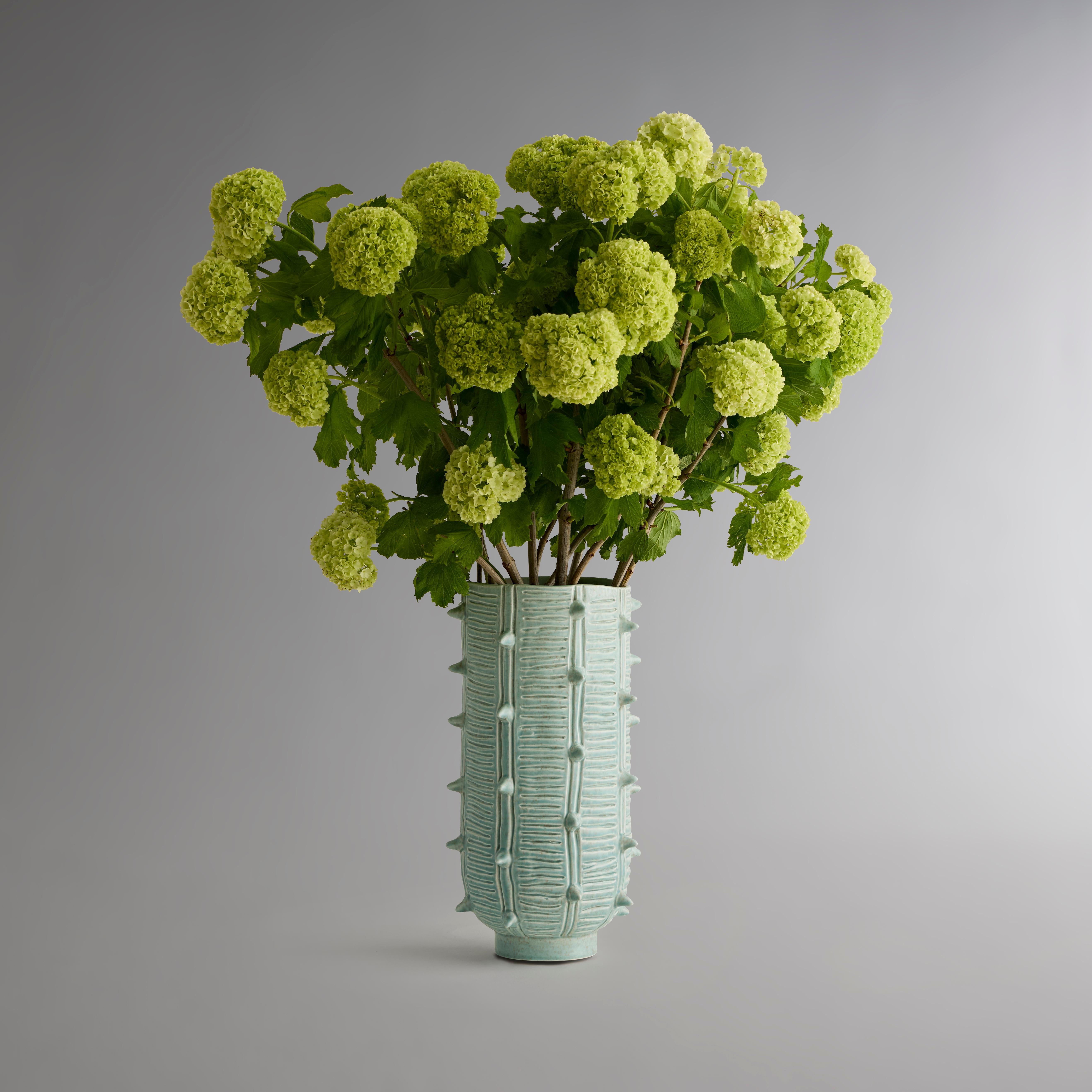 Sculpté Vase Cacti sculpté à la main en céramique émaillée en vente