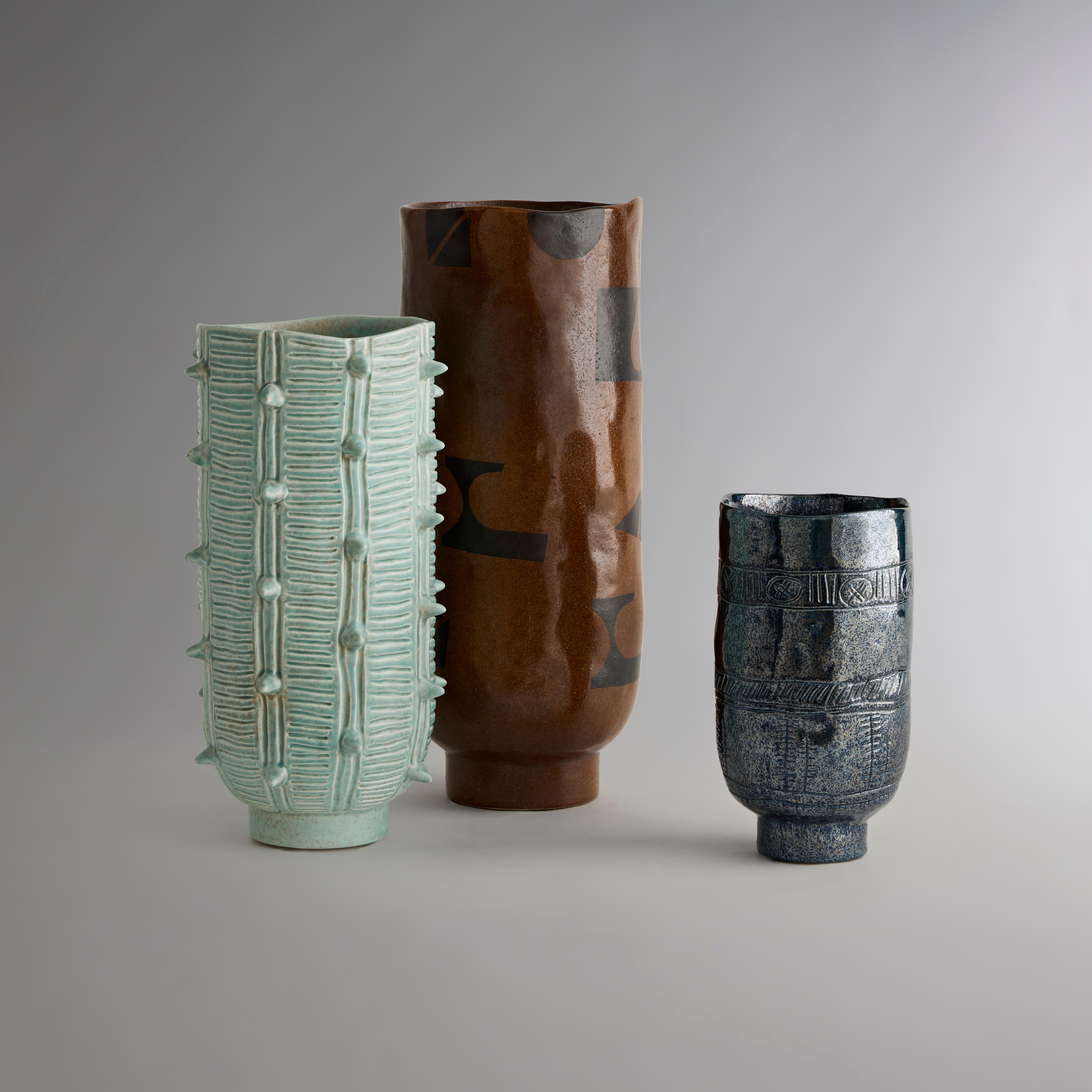 XXIe siècle et contemporain Vase Cacti sculpté à la main en céramique émaillée en vente
