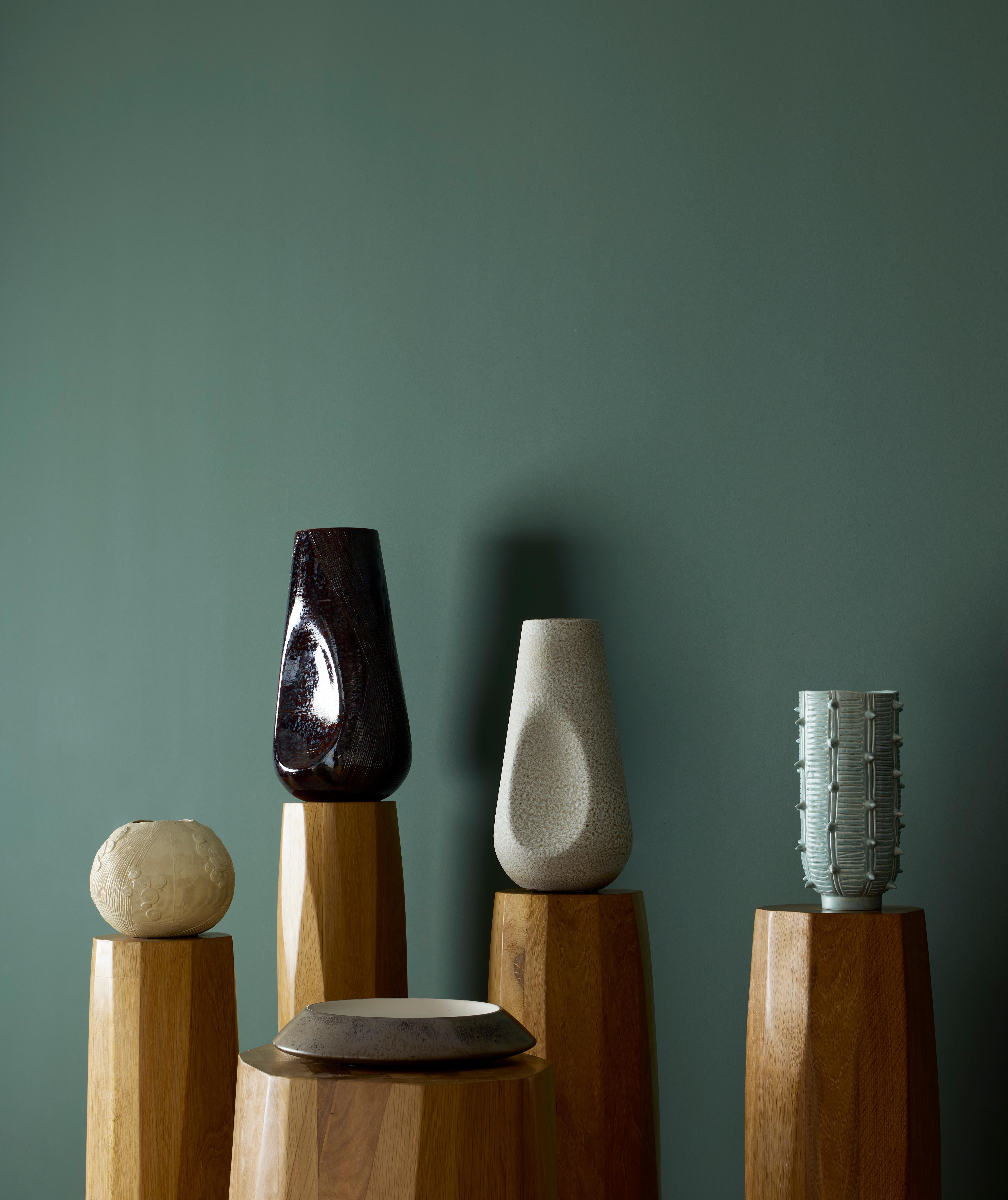 Céramique Vase Cacti sculpté à la main en céramique émaillée en vente