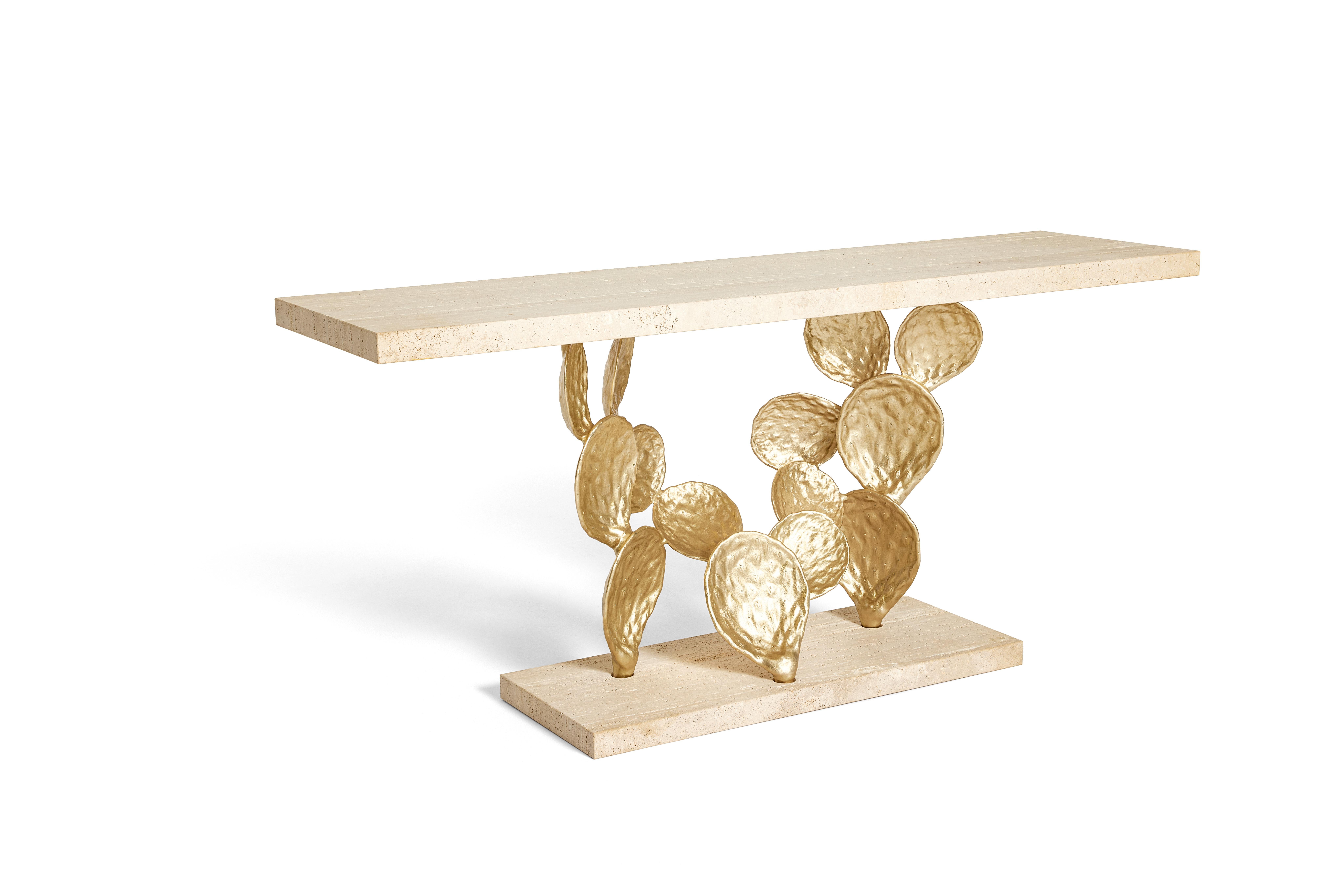 Console Cactus 160 di Ginger & Jagger
Dimensioni: D 50 x L 160 x H 83 cm. 
Materiali: Pietra Romano Travertino e ottone.
Finiture: Piano e base in pietra Romano Travertine con finitura naturale; struttura in fusione di ottone con finitura in