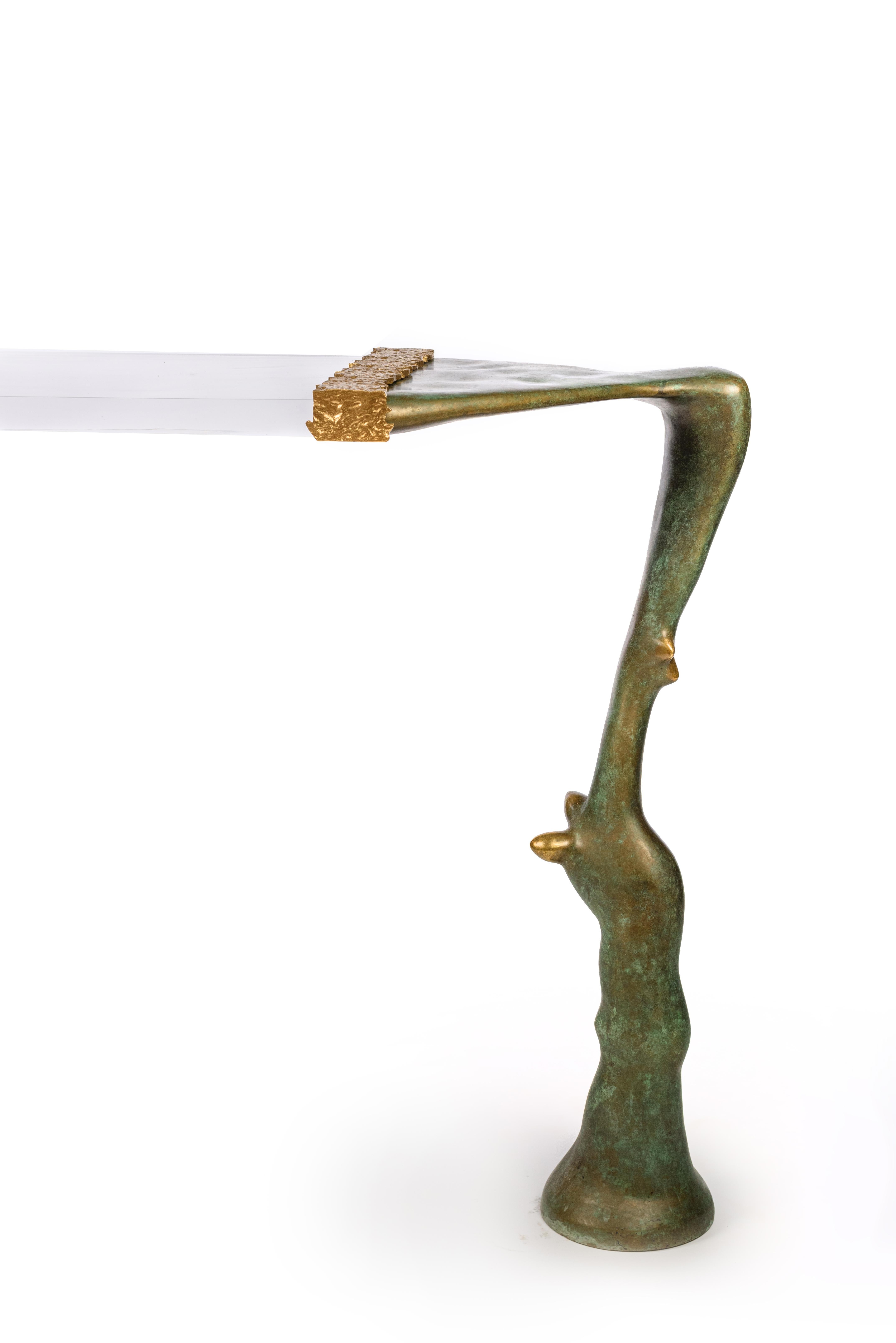 La Consola Cactus encarna una fusión perfecta de bronce y acrílico macizo que capta la esencia del desierto. Esta exquisita pieza es un testimonio de visión artística, que combina la resistencia de las formas del cactus con un sofisticado diseño
