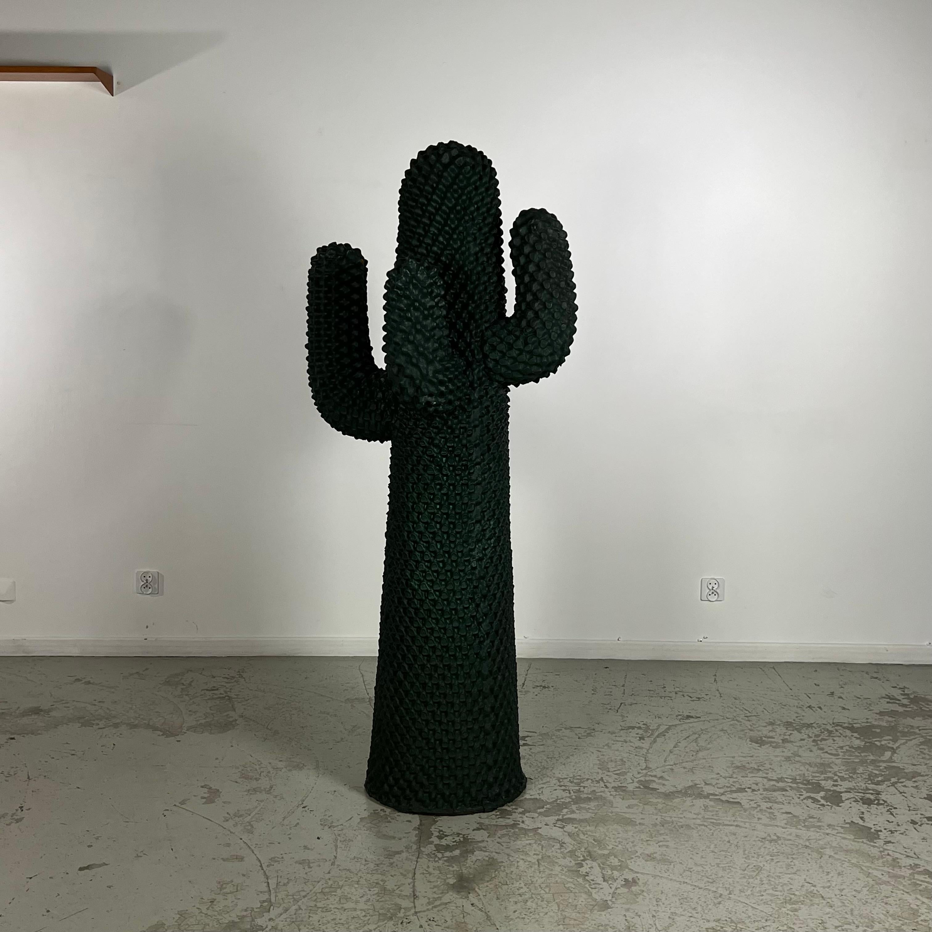 Der Mantel Cactus wurde Anfang der 70er Jahre von Guido Drocco und Franco Mello für Gufram, einen italienischen Hersteller, entworfen. Sein Design ist Teil des 