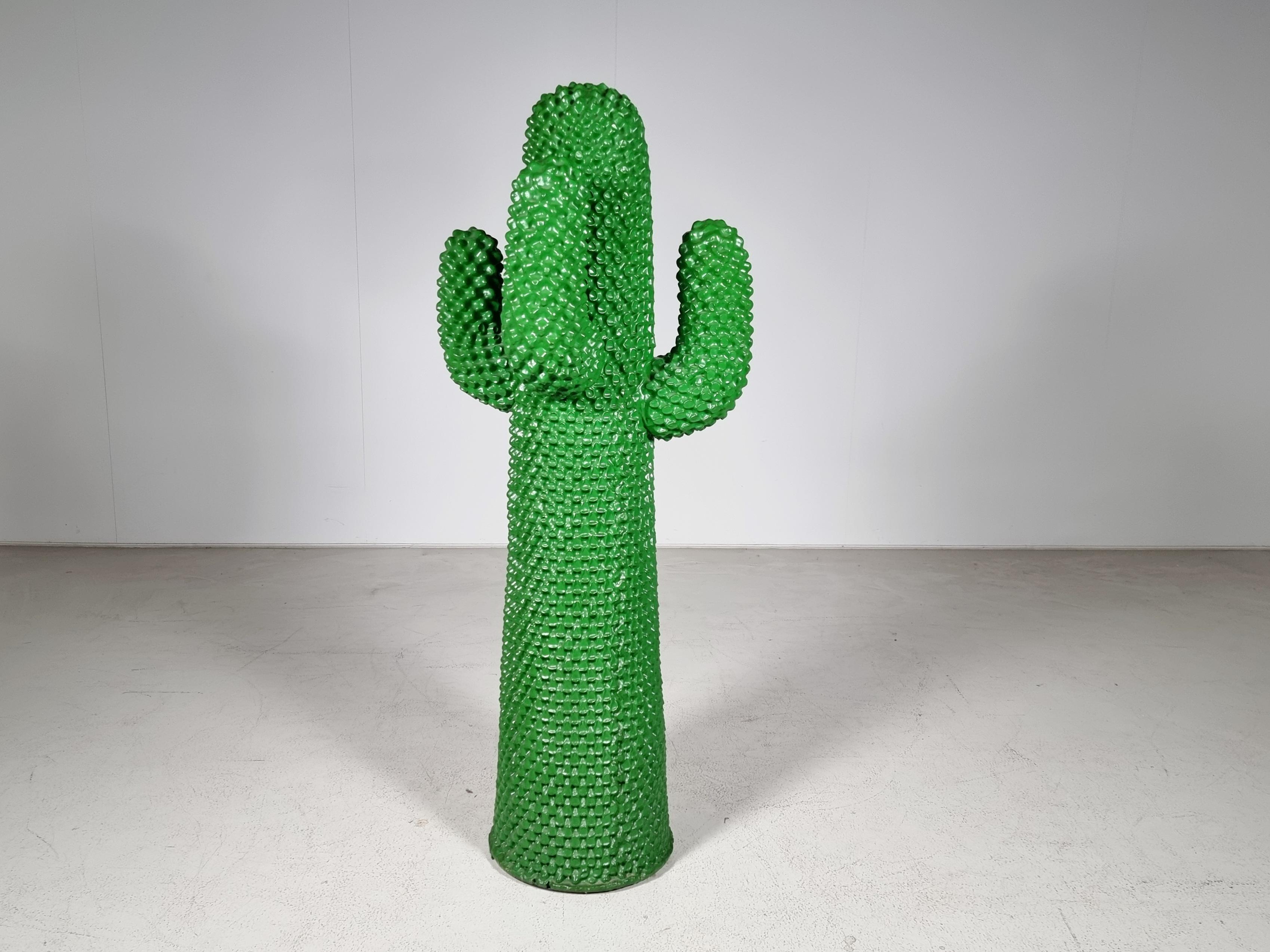 Porte-manteau iconique en forme de cactus en très bon état d'origine. Signé #964/2000 Gufram Multiples '86. Le cactus Gufram fait partie de plusieurs collections de musées à travers le monde et est documenté dans plusieurs publications sur les arts