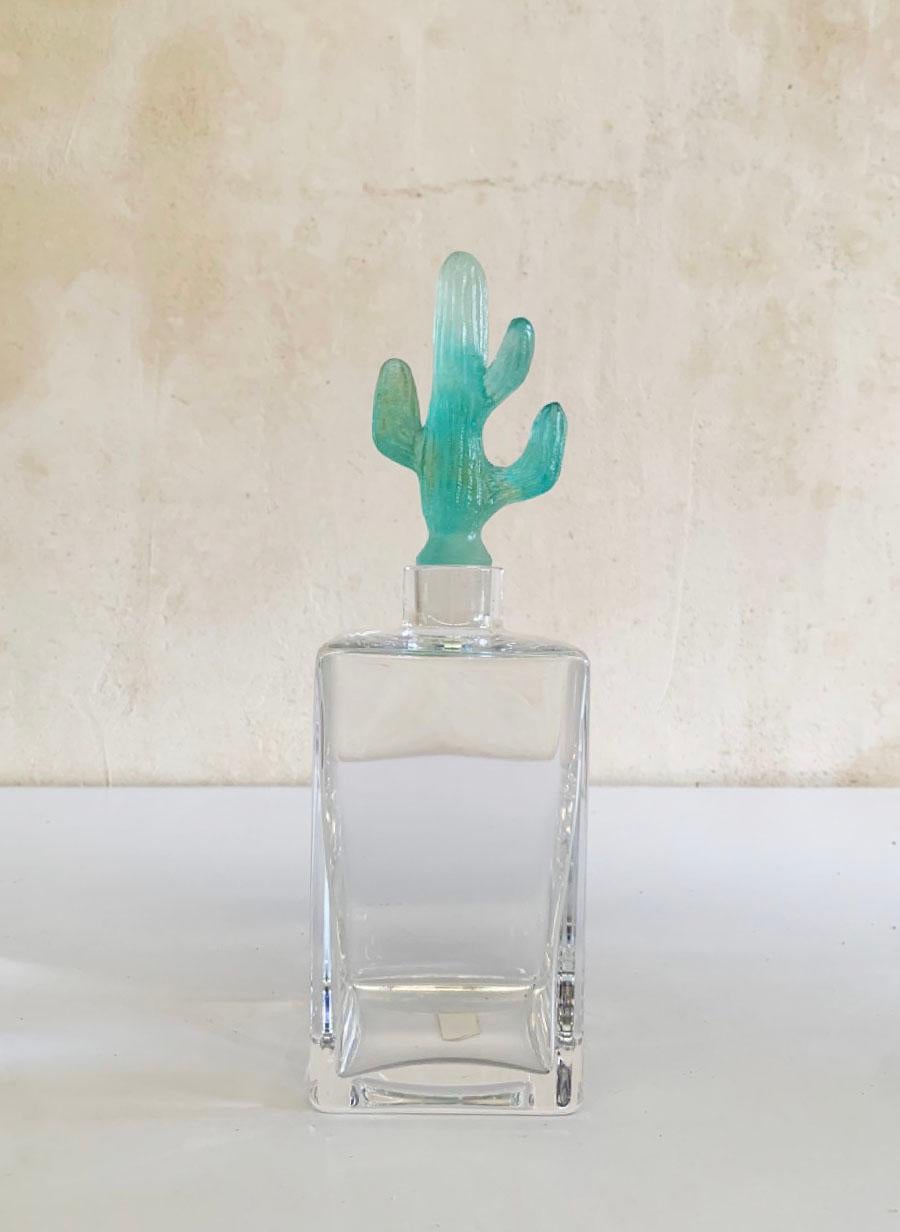 Très rare carafe en cristal Daum avec un bouchon en forme de cactus en pâte de verre. L'artiste Hilton McConnico a commencé sa collaboration avec Daum France en 1987, et a été le premier Américain dont les œuvres ont intégré la collection permanente