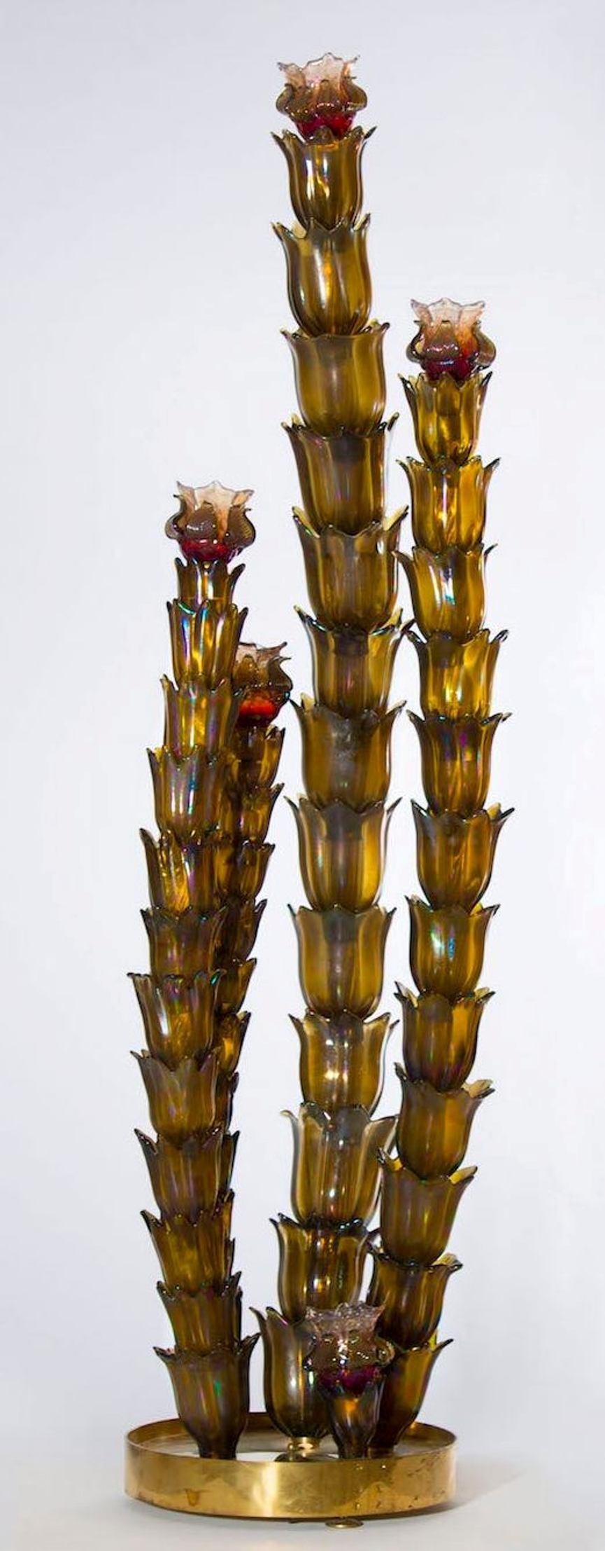 Lampadaire Cactus fabriqué à la main en verre soufflé de Murano Italie années 1960
Rarissime exemple de lampadaire en verre de Murano, de couleur jaune et rouge irisé, dans le style des  L'artiste italien Giovanni Dalla Fina. Ce lampadaire raffiné