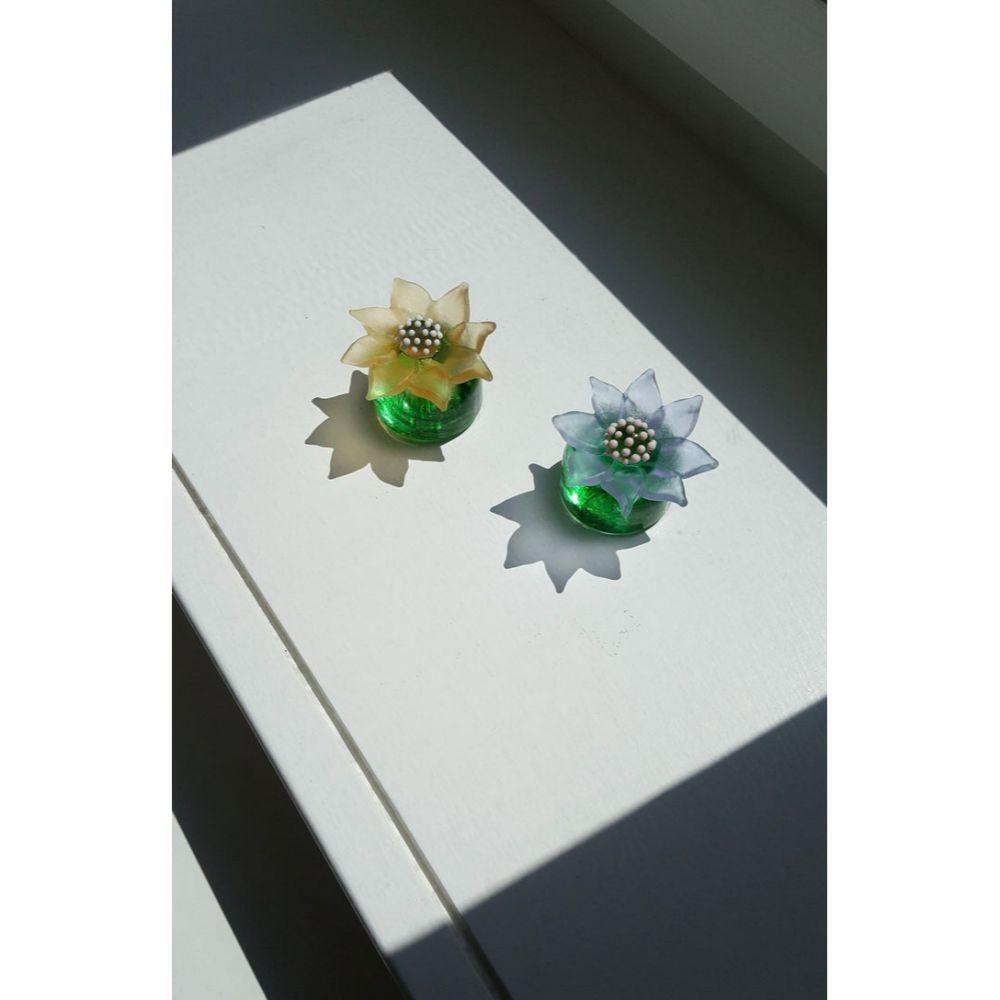 Mini fleurs de cactus décoratives coulées au four sur verre vert mousse formé à chaud

Informations complémentaires :
Matériau : Verre
Couleur : Lilas
Dimensions : Ø 6 x 4 H cm
Disponible dans d'autres couleurs : Ambre clair