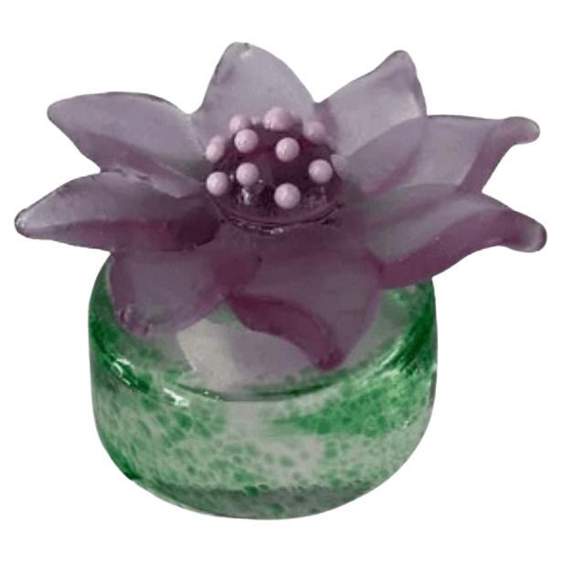 Sculpture de fleur de cactus en lilas sur verre mousse vert