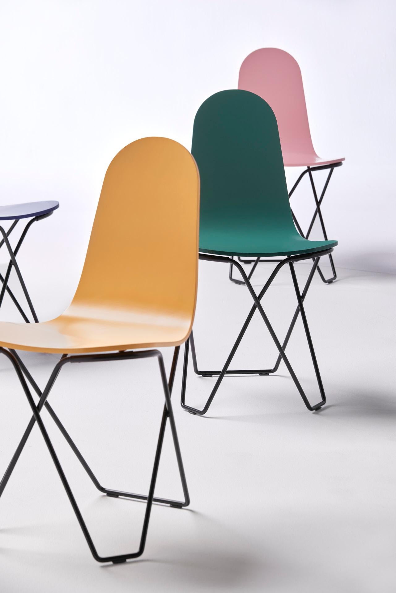 Sedia da pranzo Cactus Pop di Cuero Design
Dimensioni: P 67 x L 50 x H 90 cm.
Materiali: Beeche e metallo.
Finitura: Faggio verniciato color turchese menta e struttura nera.

Disponibile in diverse opzioni di colori e finiture in legno e metallo.